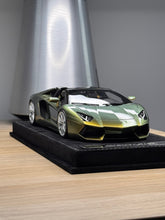 Load image into Gallery viewer, Lamborghini Aventador LP700-4 Roadster - Chameleon Gold - 1:18