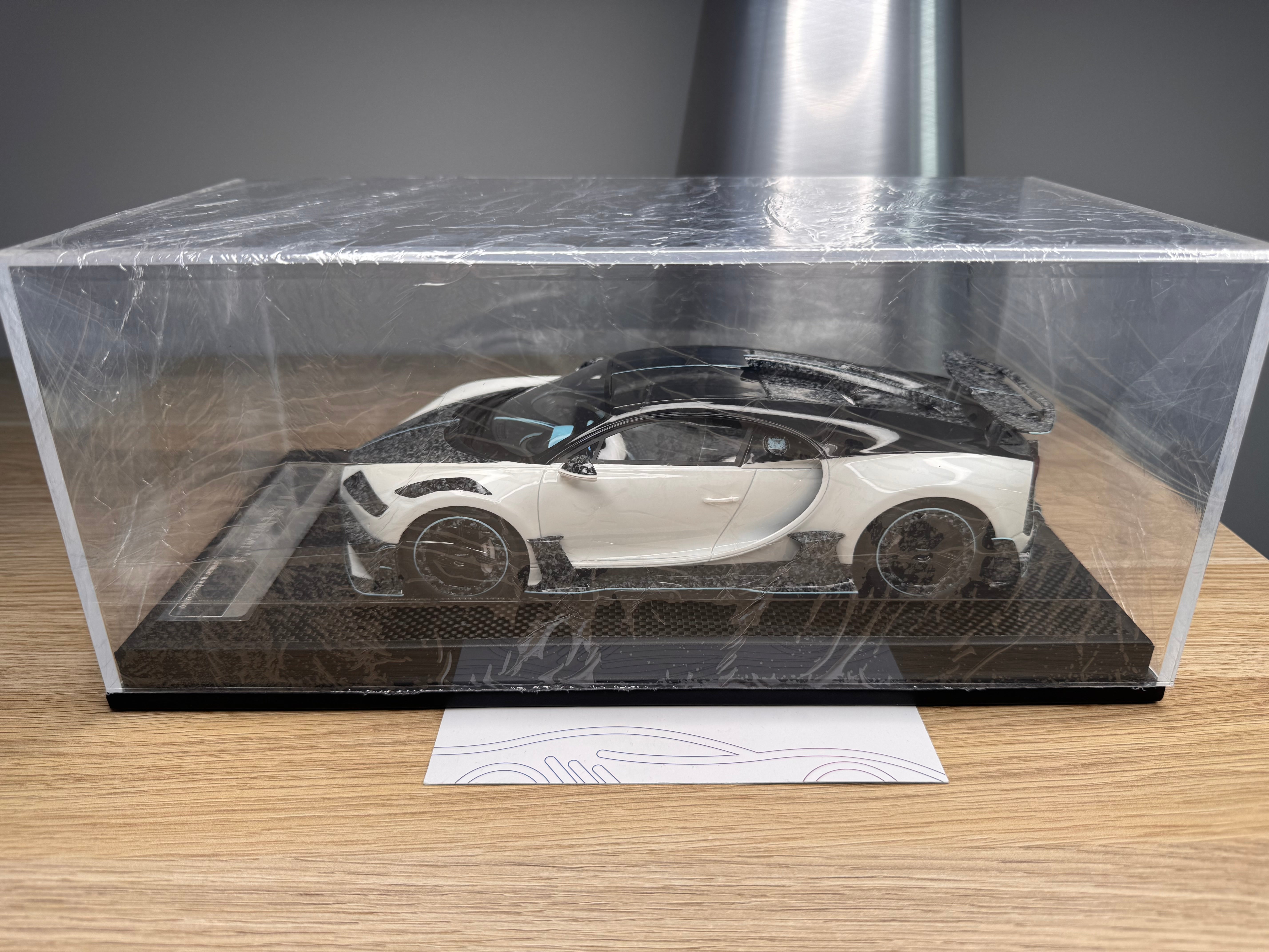 Bugatti Chiron 2.0 White with Luminous Blue - 1:18