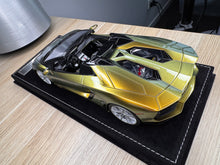 Load image into Gallery viewer, Lamborghini Aventador LP700-4 Roadster - Chameleon Gold - 1:18