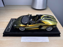 Load image into Gallery viewer, Lamborghini Aventador LP700-4 Roadster - Chameleon Gold - 1:18