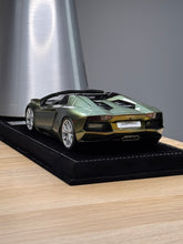 Load image into Gallery viewer, Lamborghini Aventador LP700-4 Roadster - Chameleon Gold - 1:18