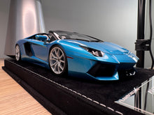 Load image into Gallery viewer, Lamborghini Aventador LP700-4 Roadster - Artemis Green - 1:18