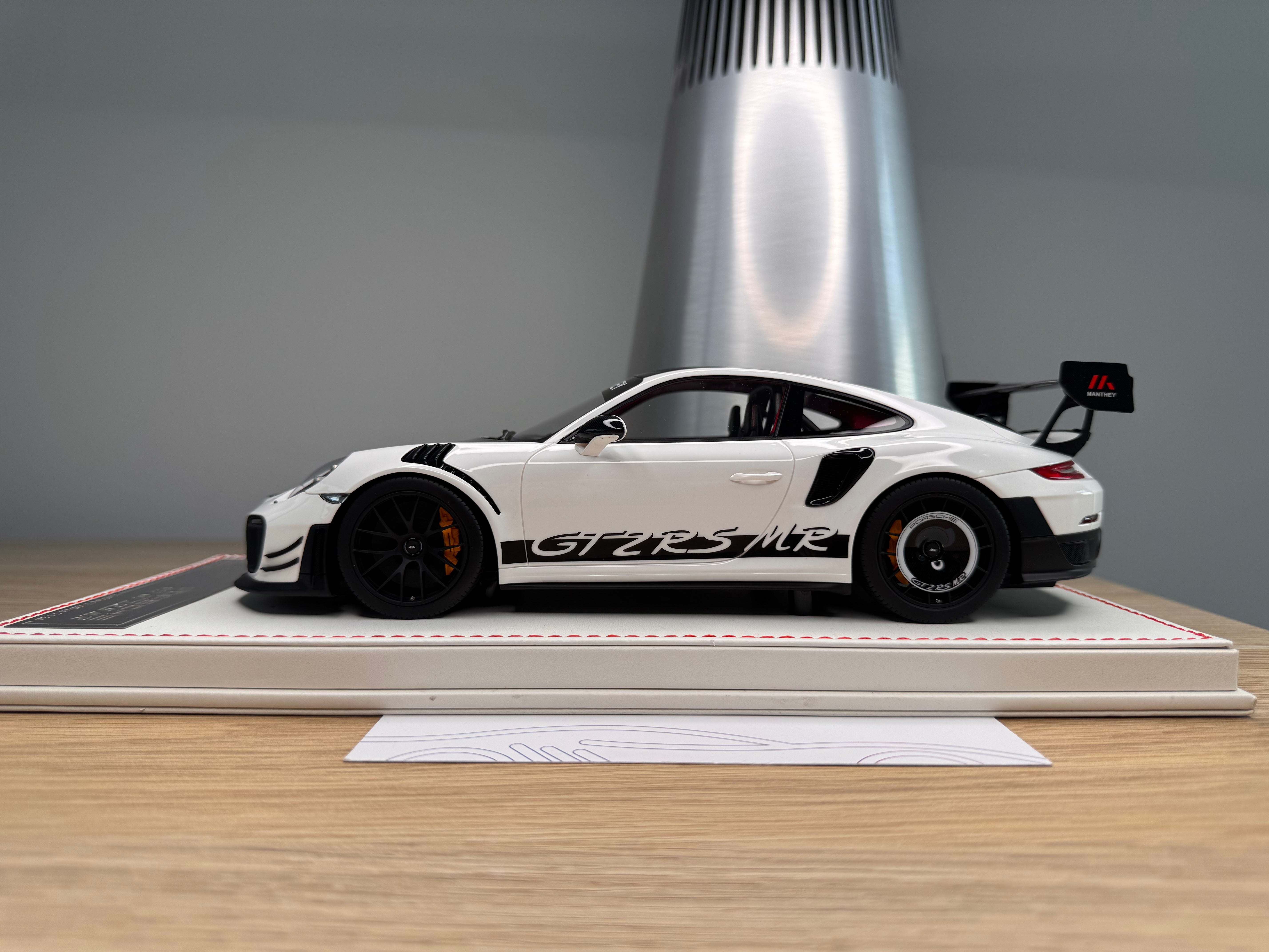 Porsche 911 GT2RSMR - White - 1:18
