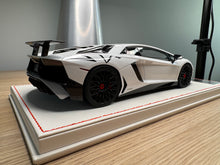 Load image into Gallery viewer, Lamborghini Aventador SV - Bianco Isi - 1:18
