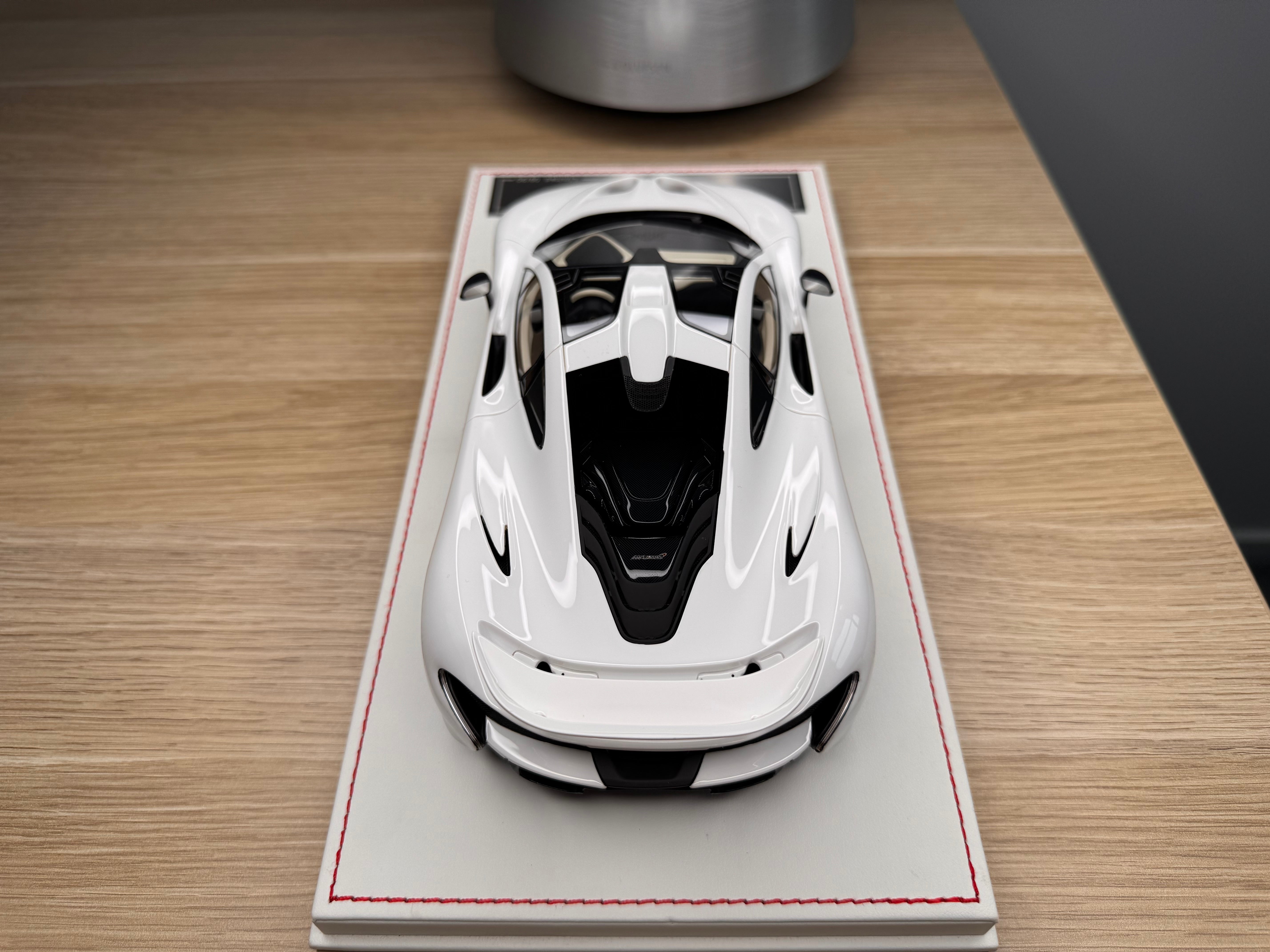 McLaren P1 - Silica White / Black - 1:18
