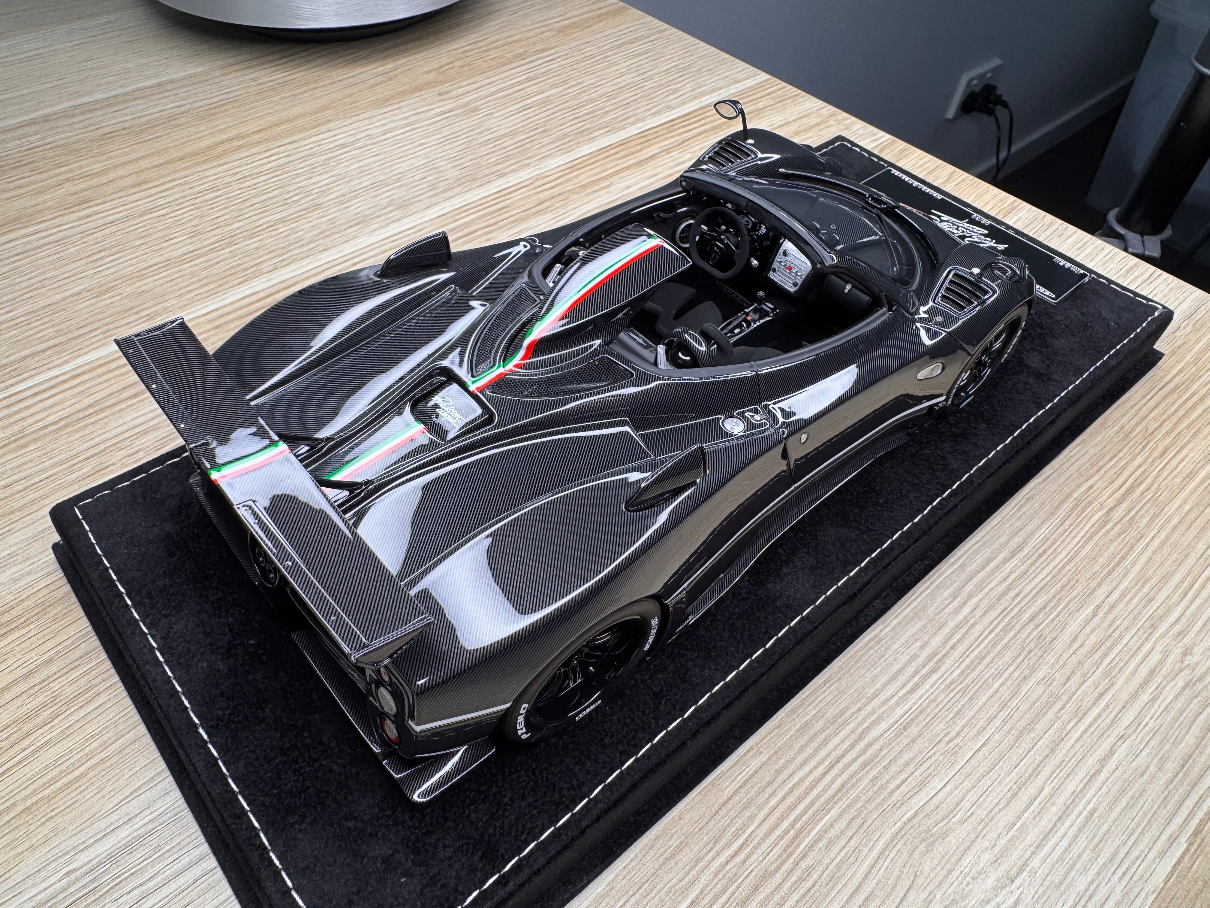 Pagani Zonda Cinque Roadster - Black / Carbon - 1:18