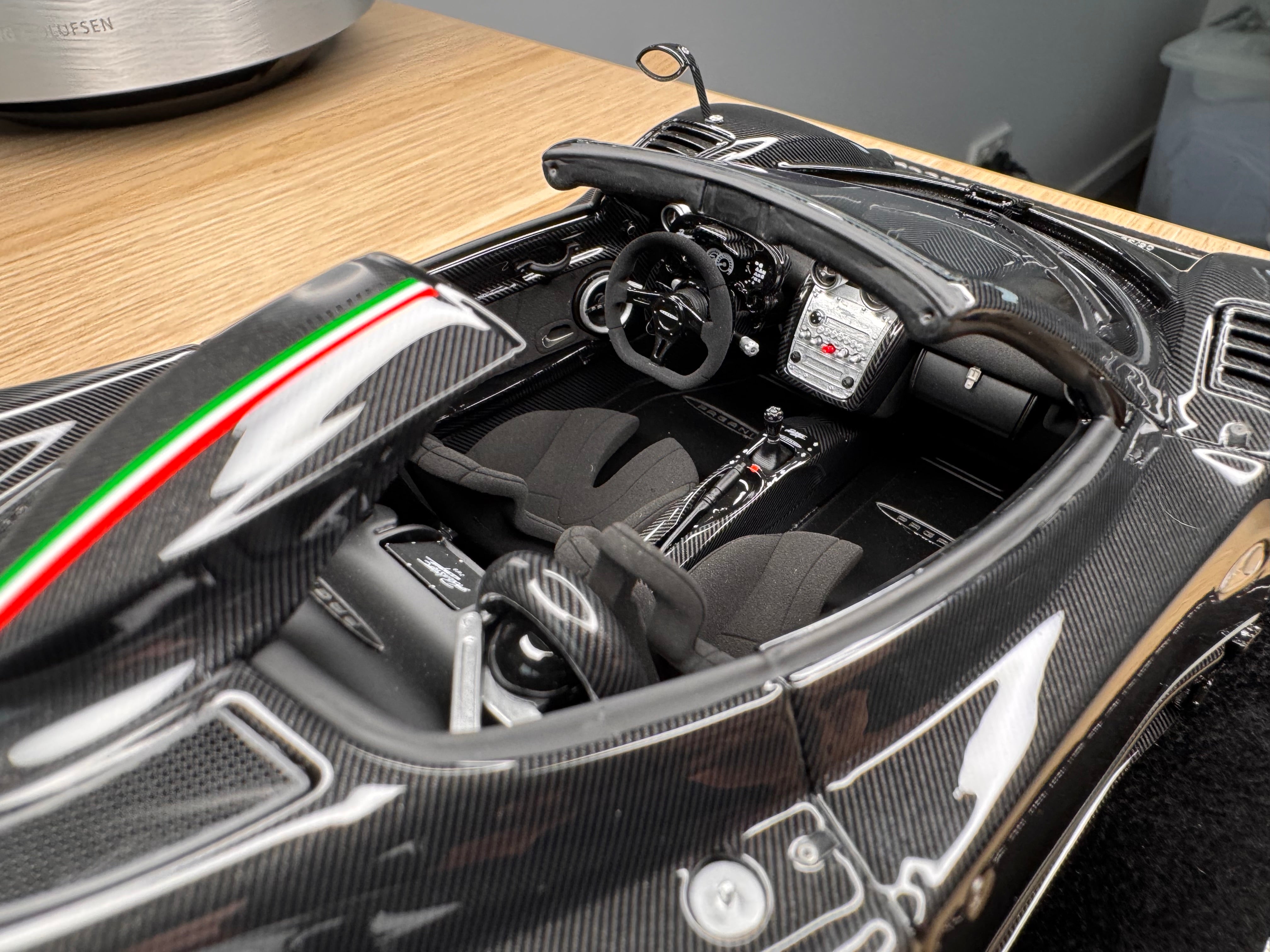 Pagani Zonda Cinque Roadster - Black / Carbon - 1:18