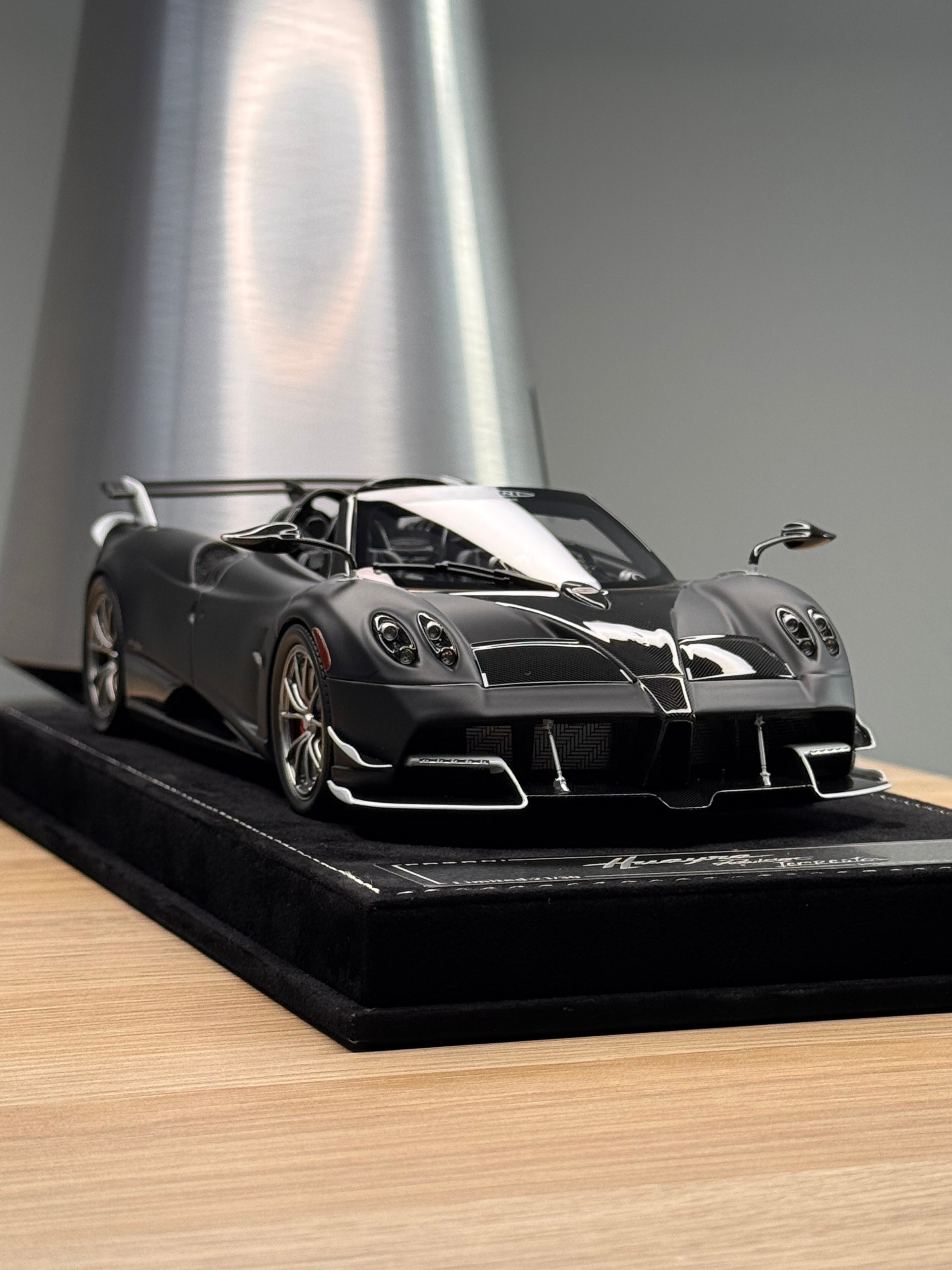 Pagani Huayra Roadster Tempesta - matte black / carbon - 1:18