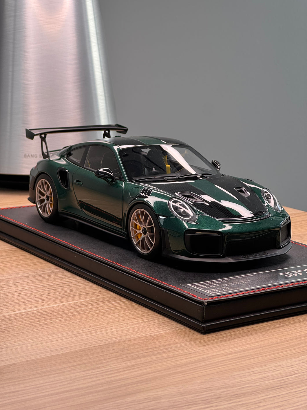 Porsche 911 GT2RS - PTS Forest Green Metallilc on black leather base - 1:18