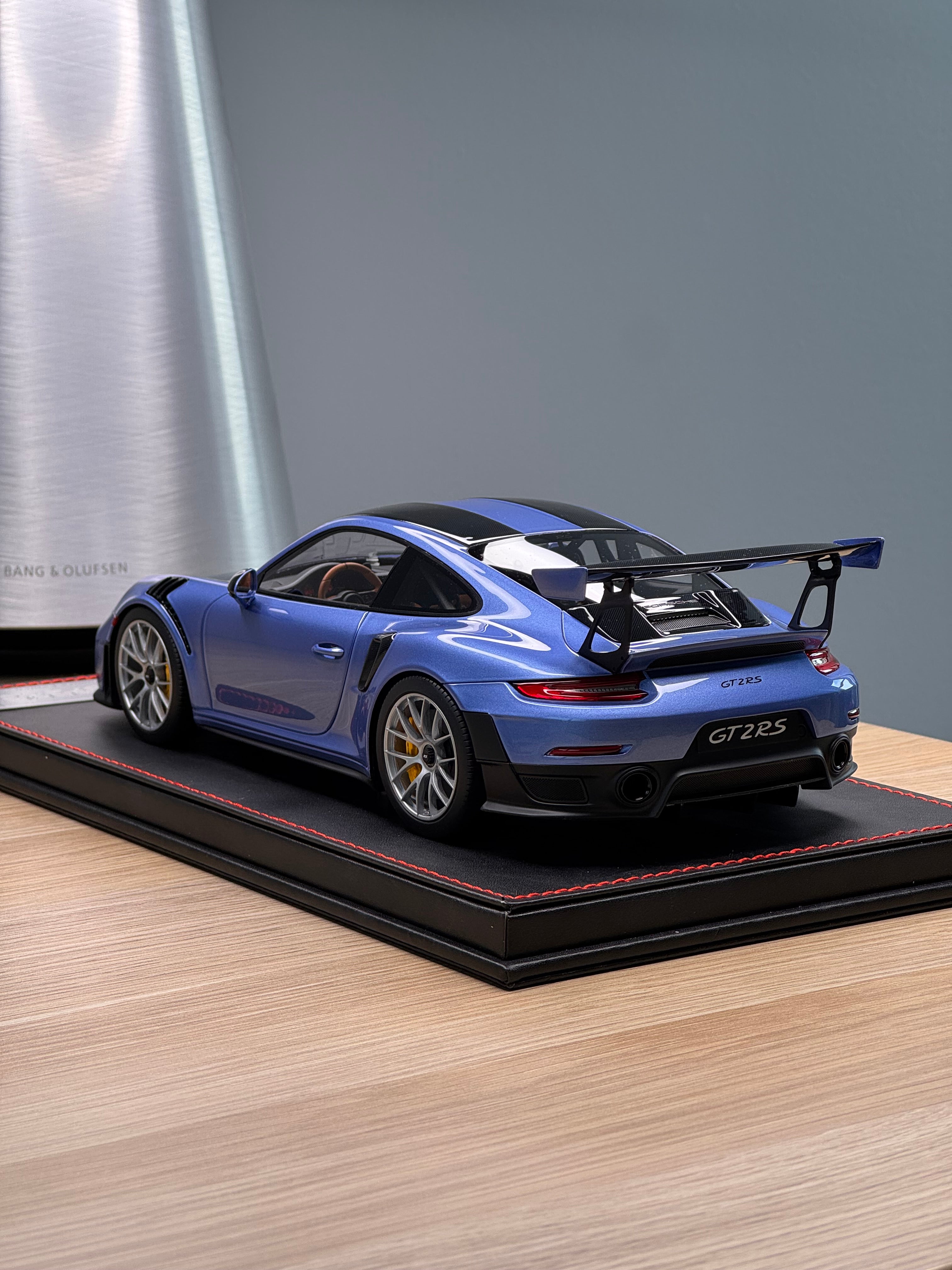 Porsche 911 GT2RS - PTS Gemini Metallic on black leather base - 1:18