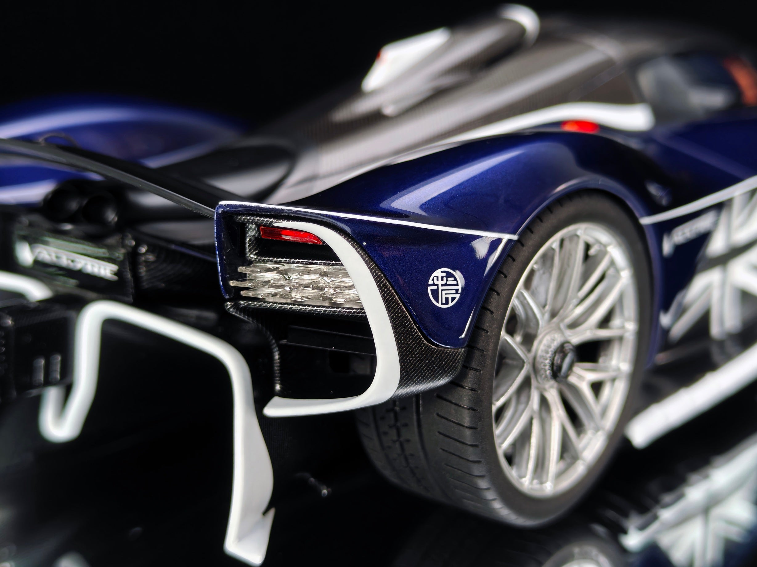 Aston Martin Valkyrie - Sabiro Blue - 1:18