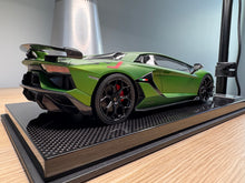 Load image into Gallery viewer, Lamborghini Aventador SVJ - Matte Green Pearl - 1:18
