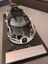 Load image into Gallery viewer, Bugatti Veyron Grand Sport Vitesse - luminous blue on carbon base - 1:18
