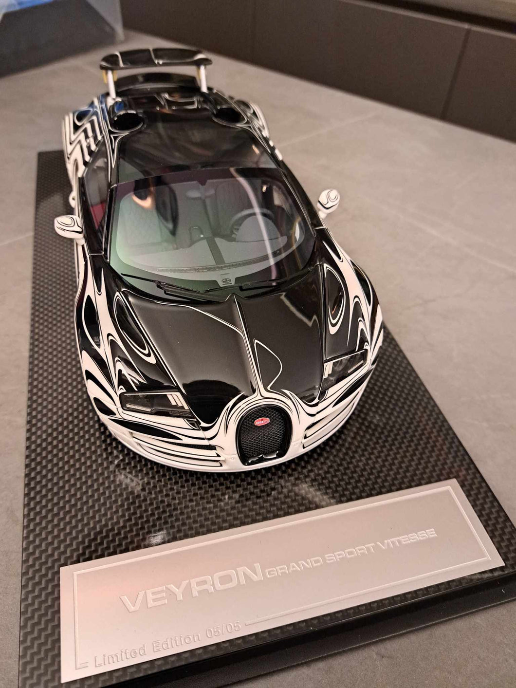 Bugatti Veyron Grand Sport Vitesse - luminous blue on carbon base - 1:18