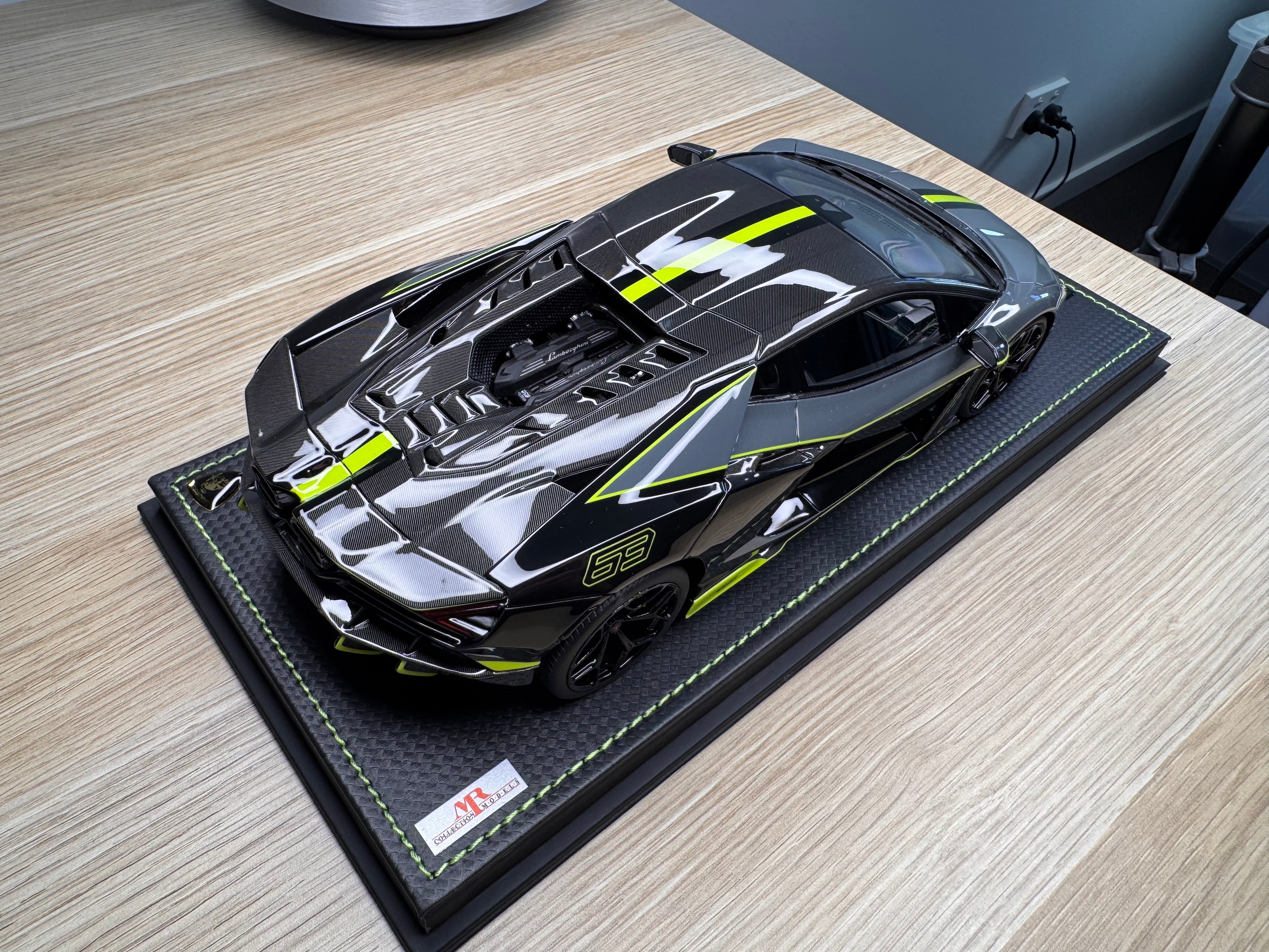 Lamborghini Revuelto - Grigio Telesto with Nero Noctis / Verde Scandal Livery - 1:18