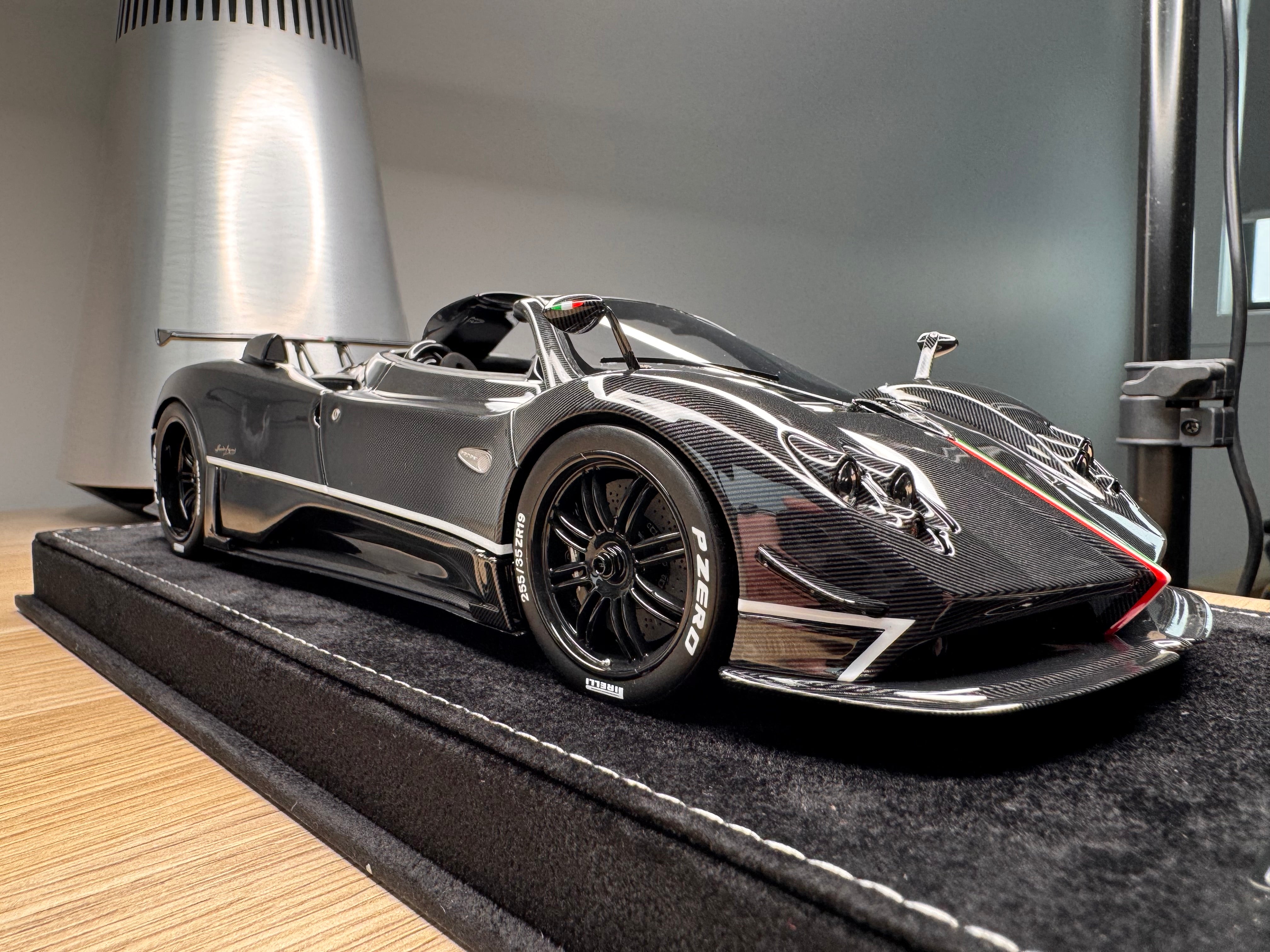Pagani Zonda Cinque Roadster - Black / Carbon - 1:18