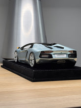 Load image into Gallery viewer, Lamborghini Aventador LP700-4 Roadster - Azzurro Thethis - 1:18
