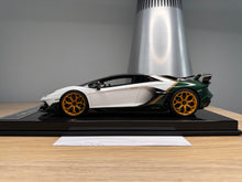 Load image into Gallery viewer, Lamborghini Aventador SVJ - Bianco Aether / Verde Hydra - 1:18
