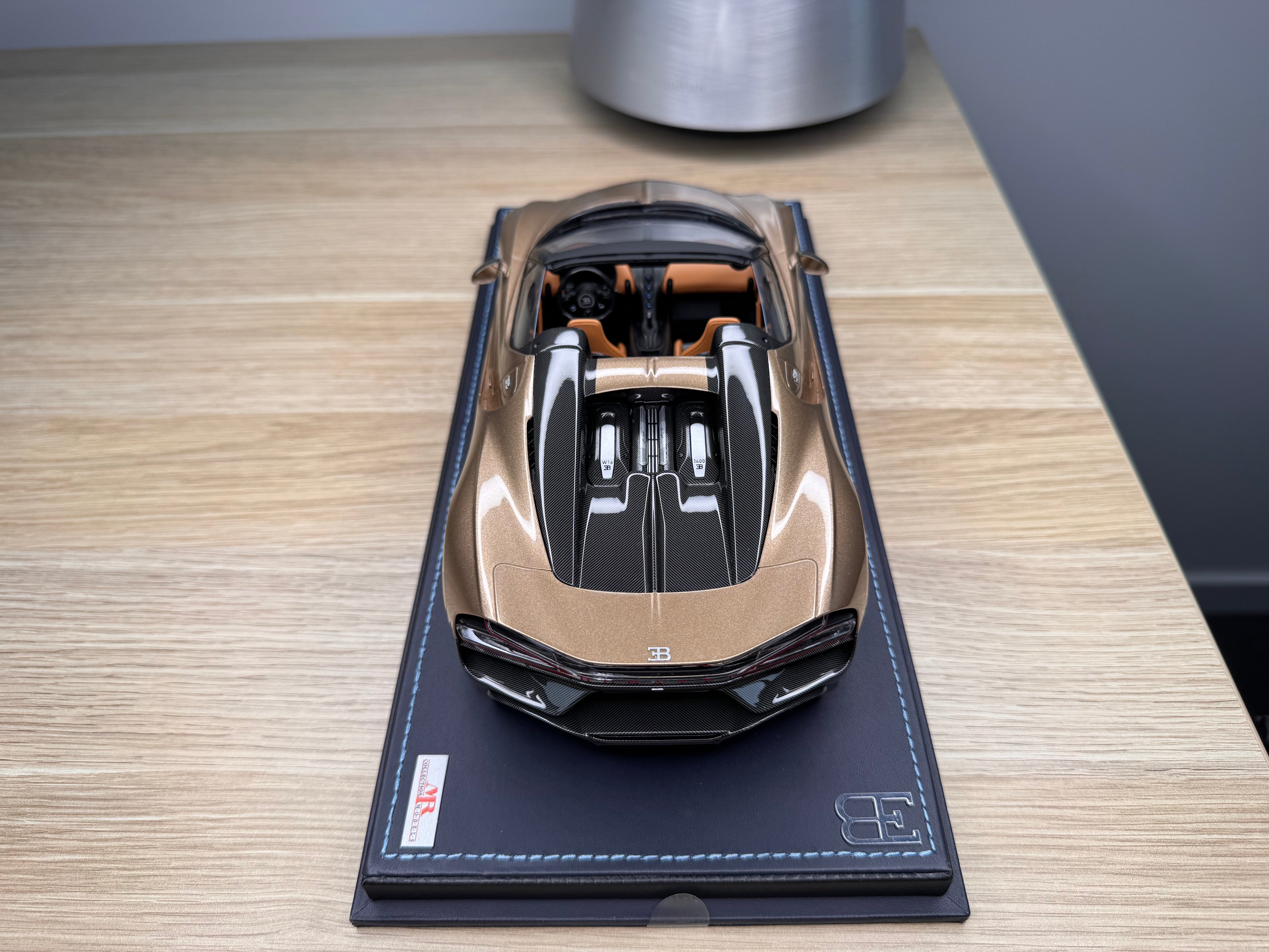 Bugatti Mistral - Dore gold - 1:18