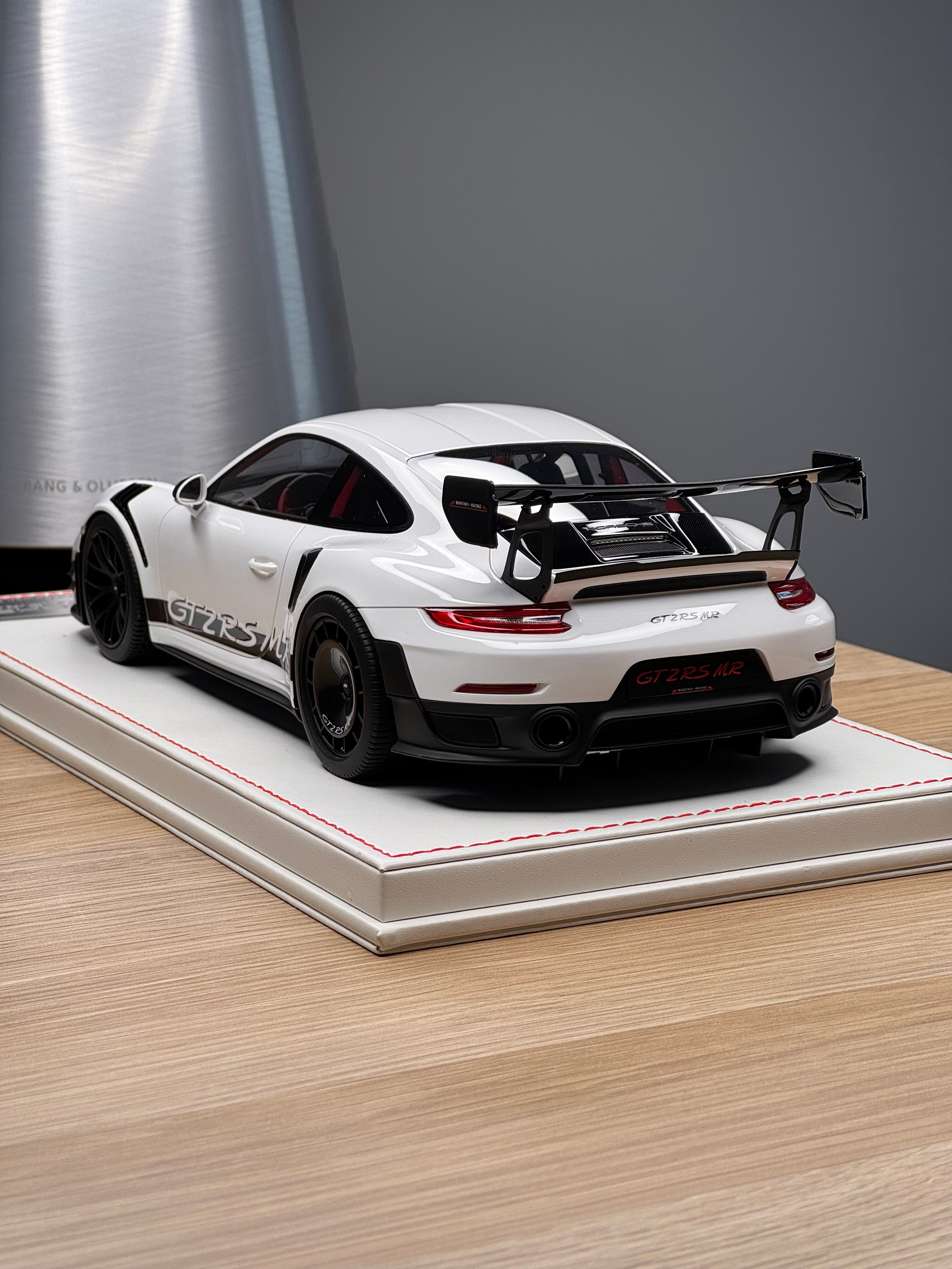 Porsche 911 GT2RSMR - White / Black - 1:18