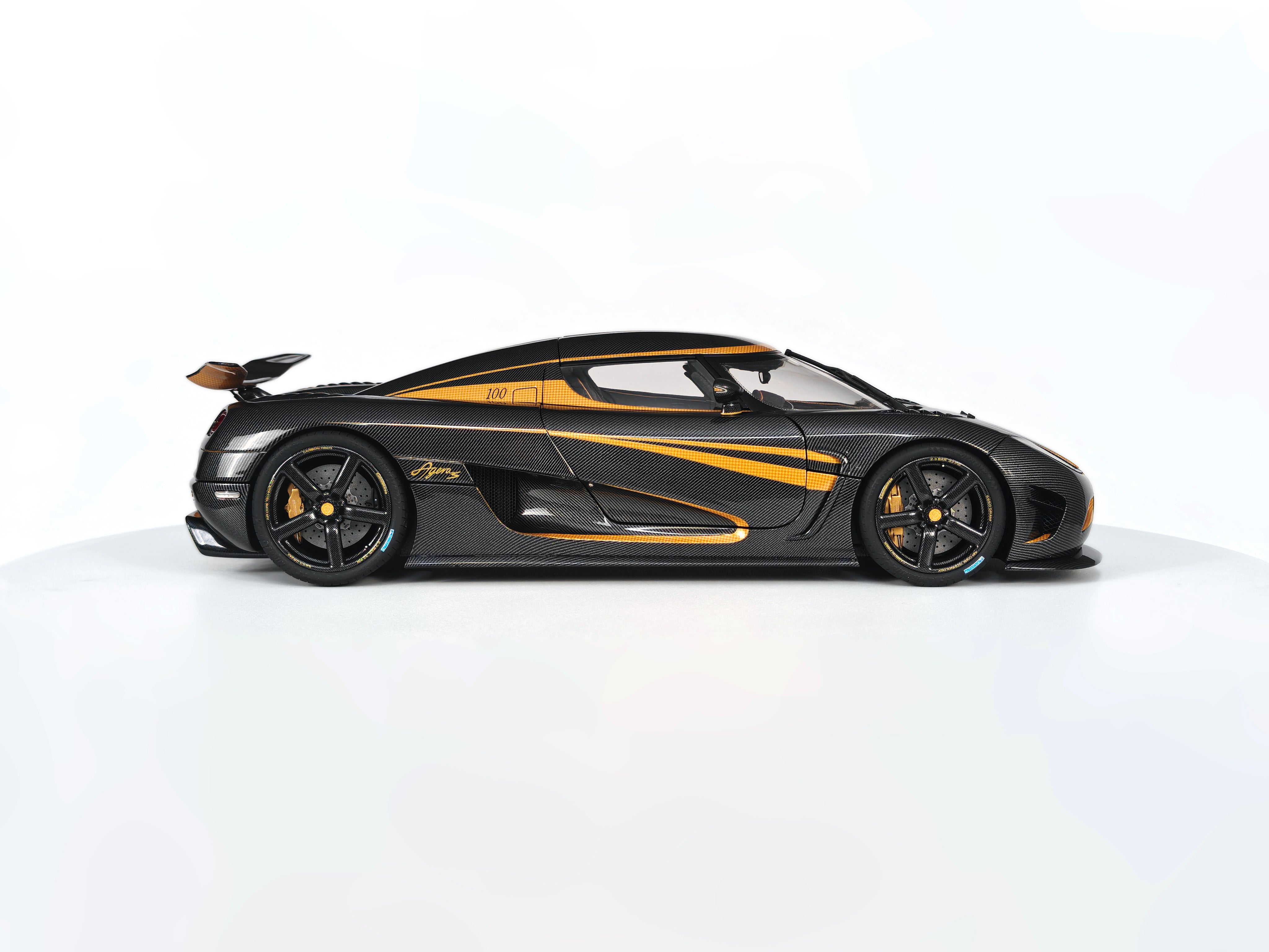 Koenigsegg Agera S - Hundra carbon gold OPEN PARTS - 1:18