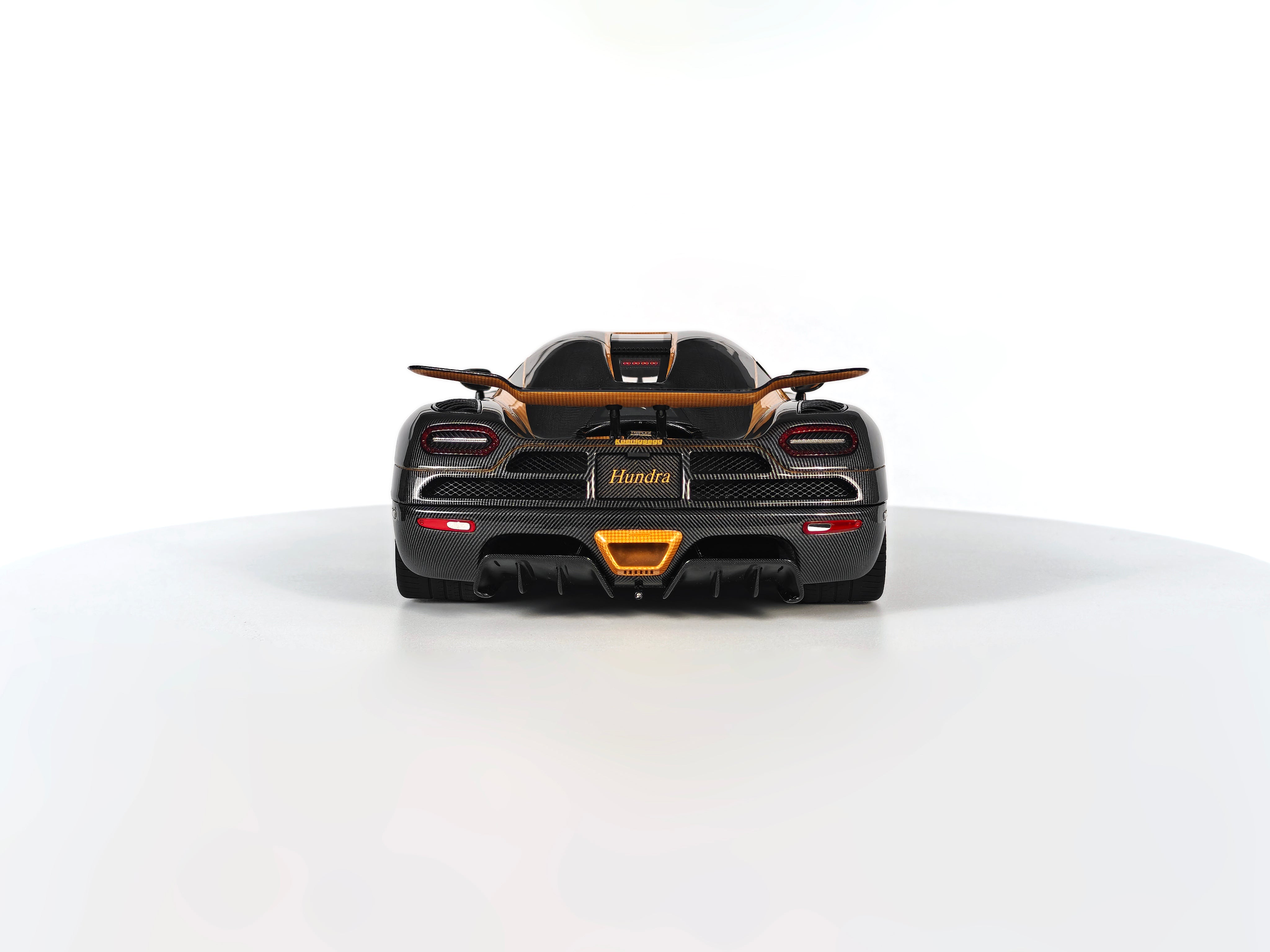 Koenigsegg Agera S - Hundra carbon gold OPEN PARTS - 1:18