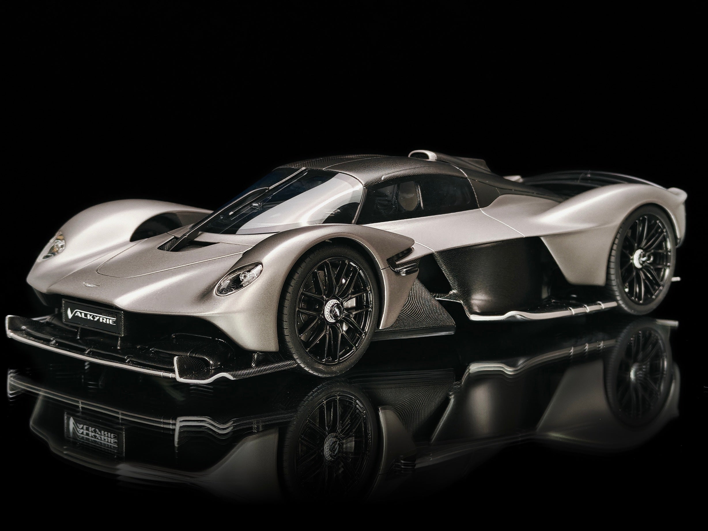 Aston Martin Valkyrie - Satin Scintilla Silver - 1:18