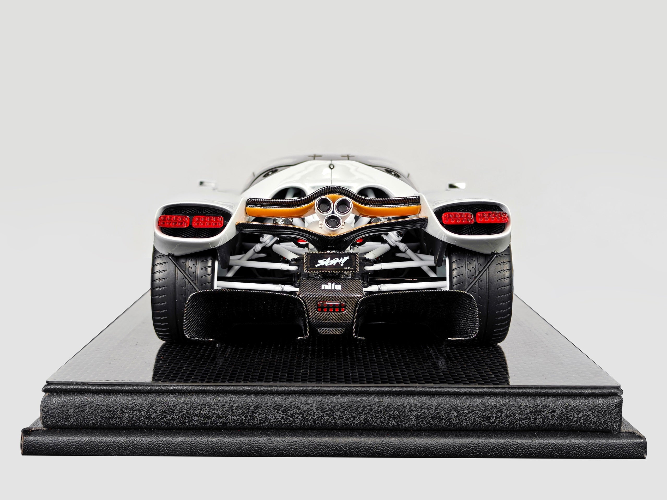 Nilu27 - White - 1:18