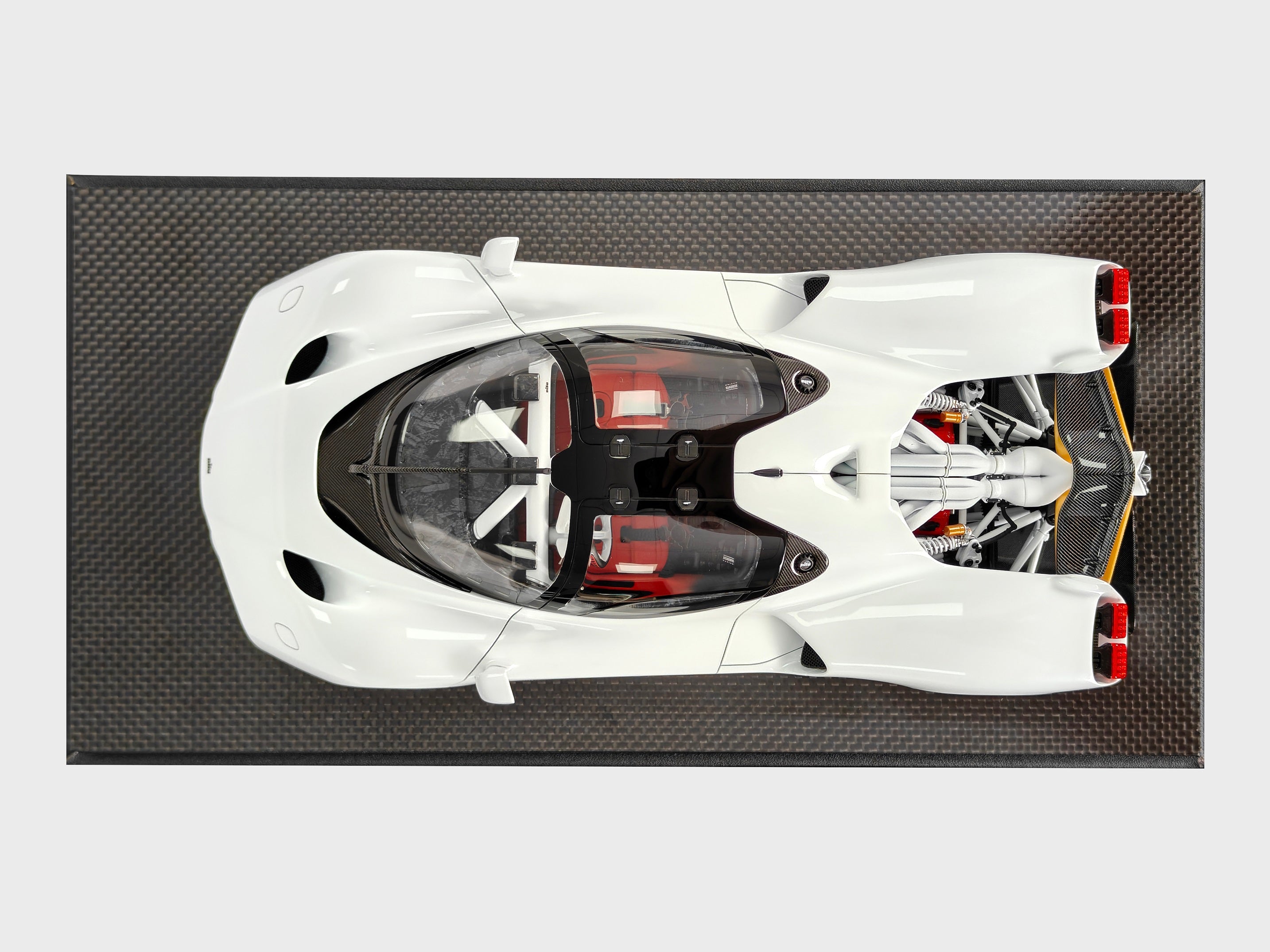 Nilu27 - White - 1:18