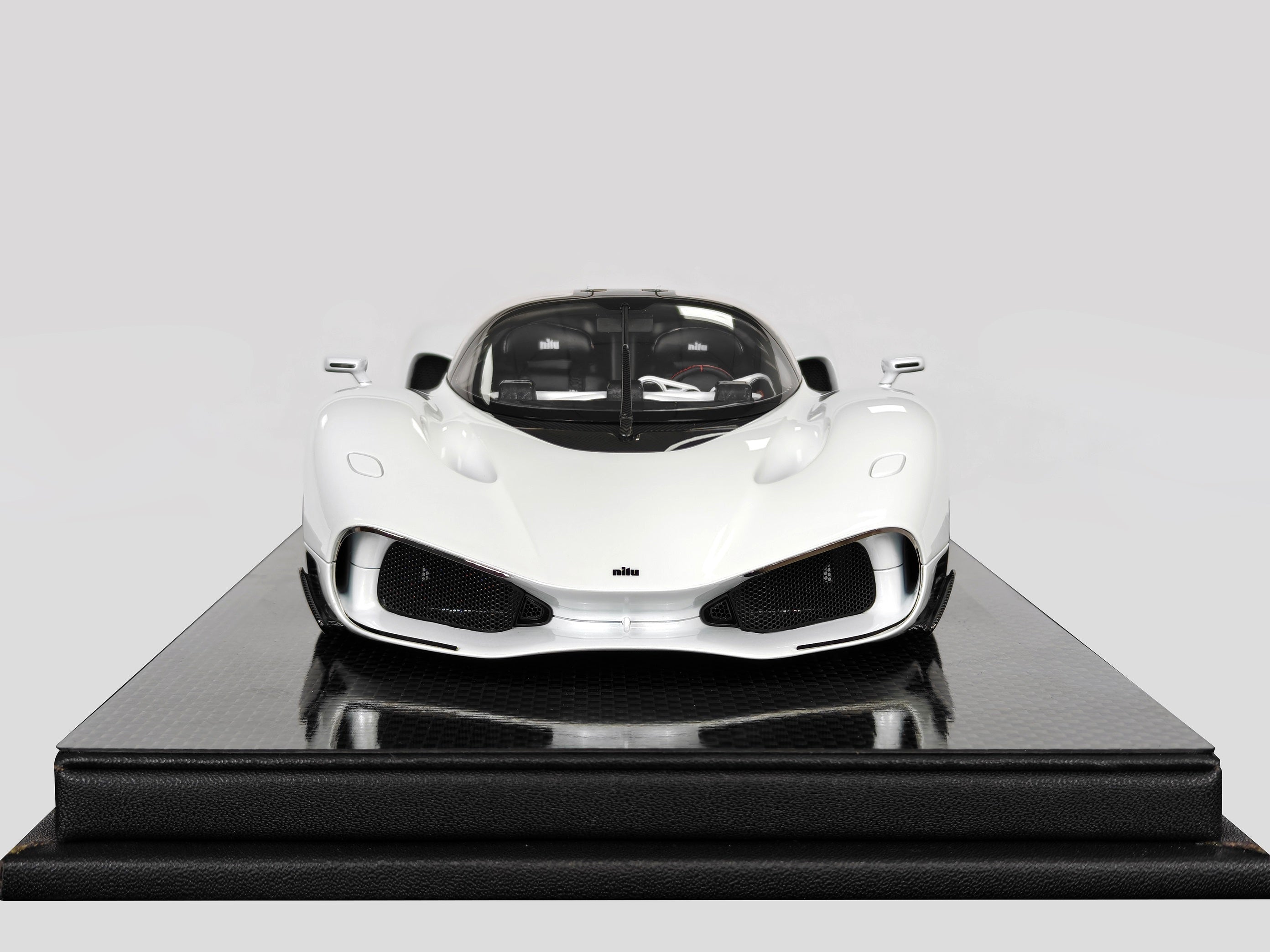 Nilu27 - White - 1:18