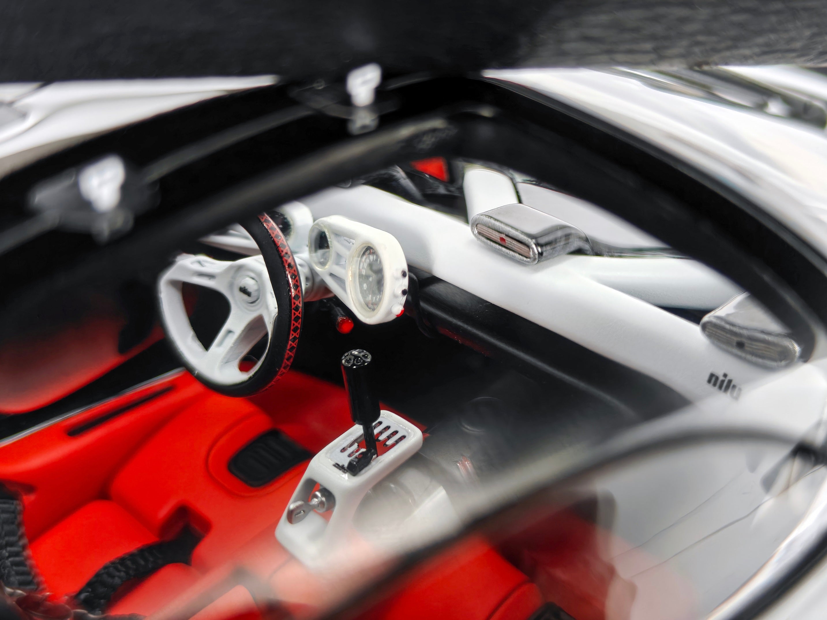 Nilu27 - White - 1:18