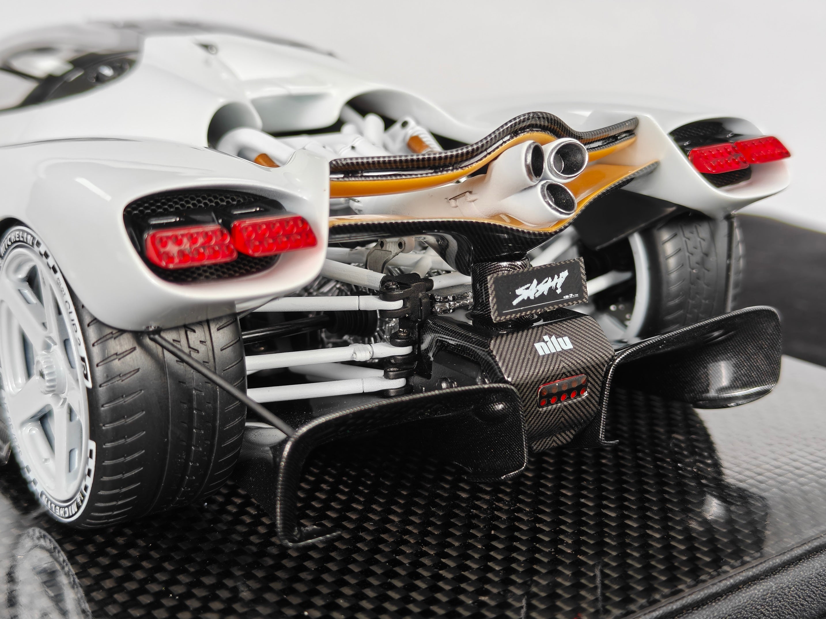 Nilu27 - White - 1:18