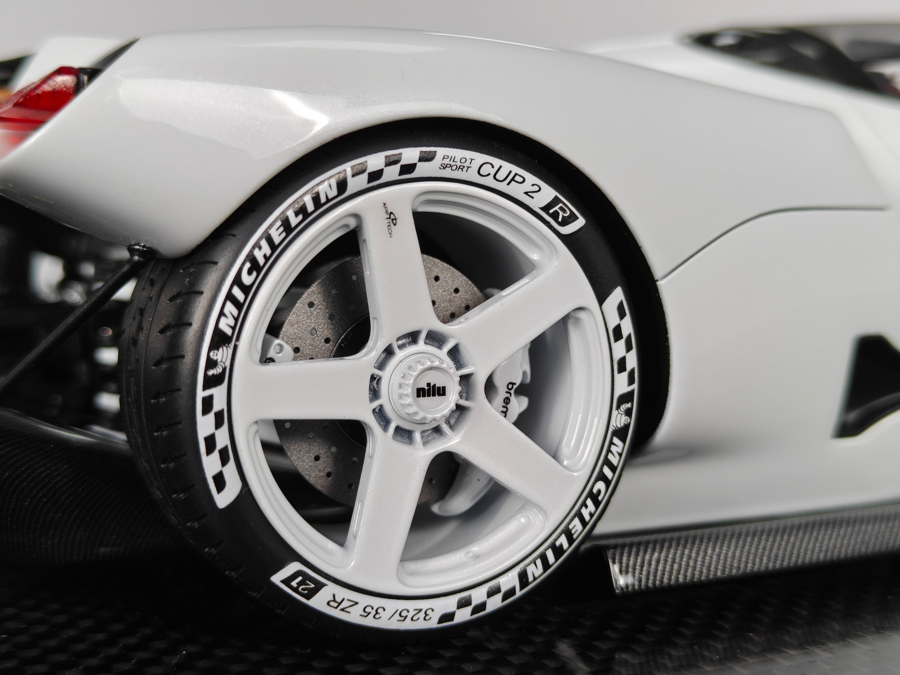 Nilu27 - White - 1:18