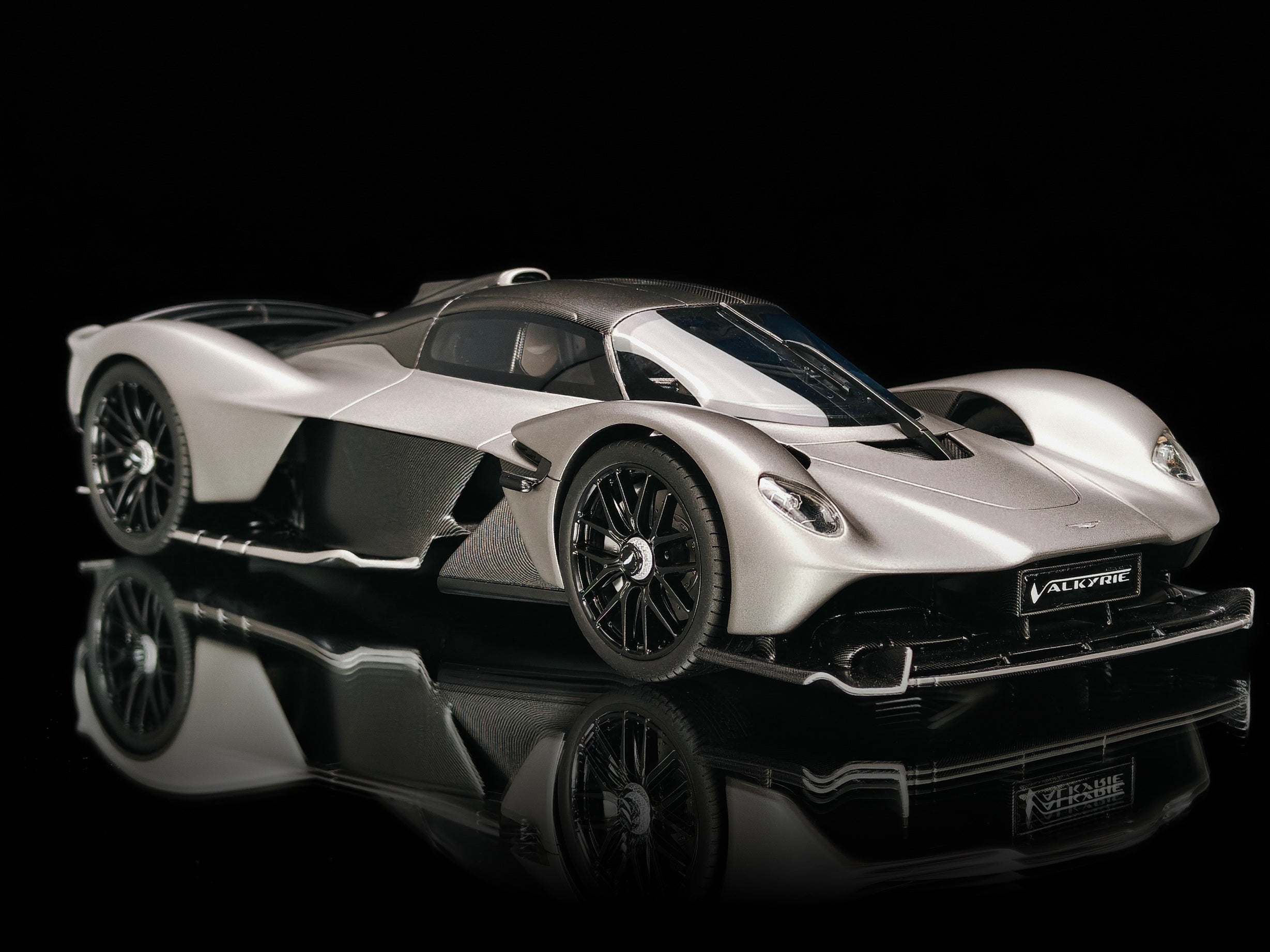 Aston Martin Valkyrie - Satin Scintilla Silver - 1:18