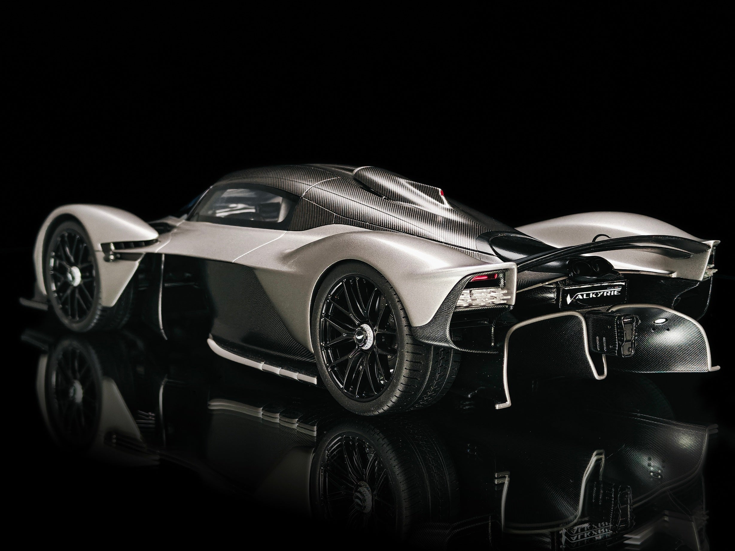 Aston Martin Valkyrie - Satin Scintilla Silver - 1:18