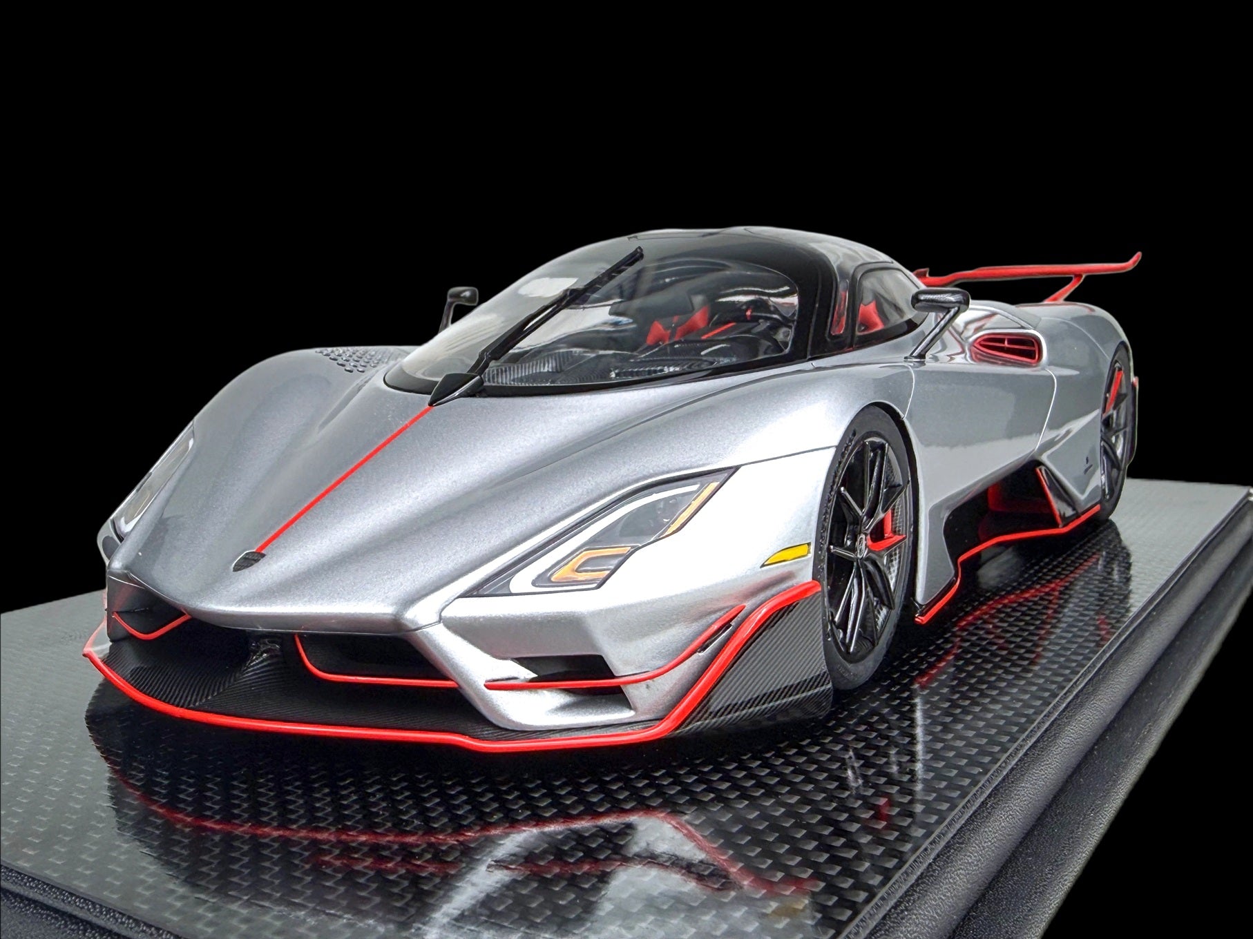 SSC Tuatara Striker - silver - 1:18
