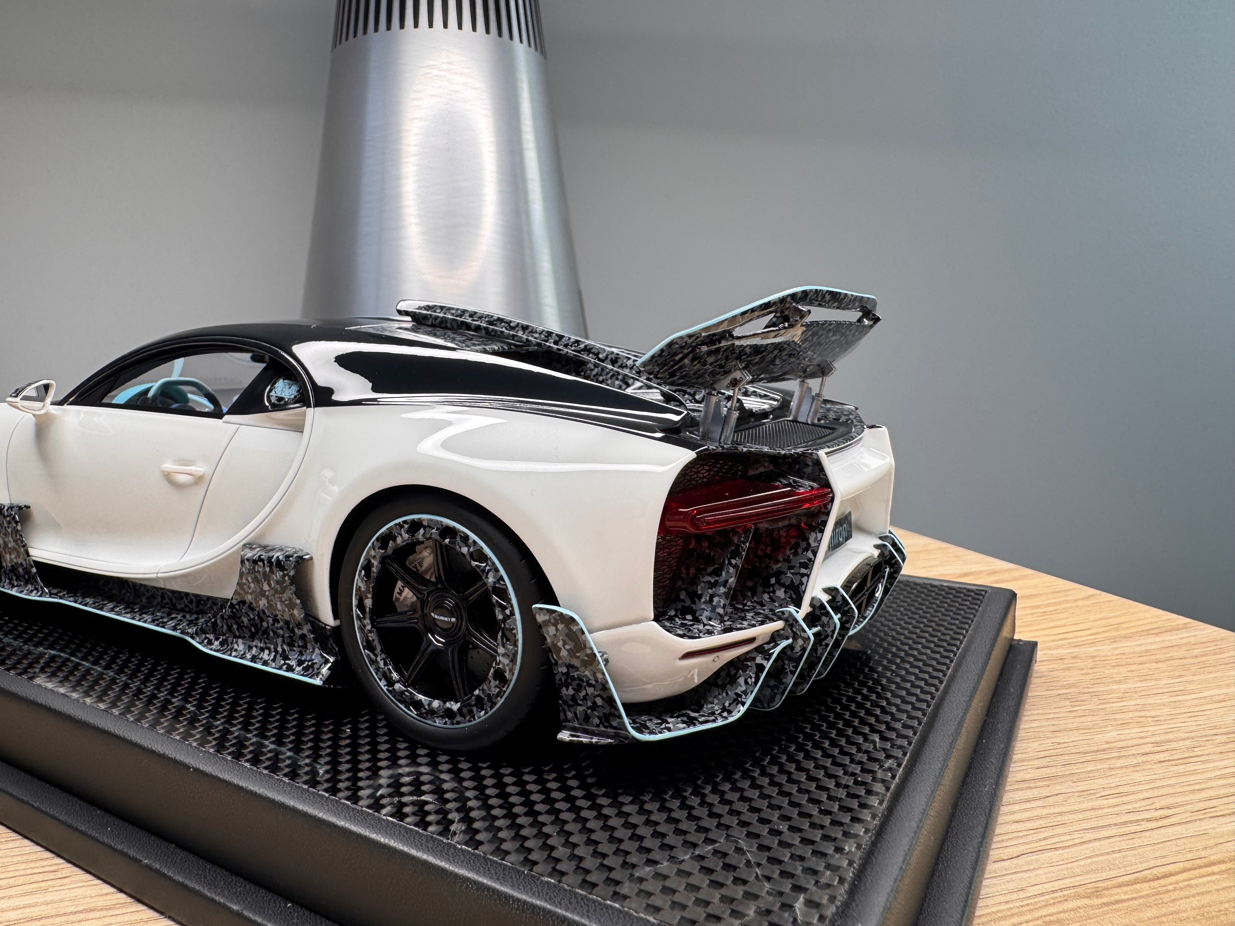 Bugatti Chiron 2.0 White with Luminous Blue - 1:18