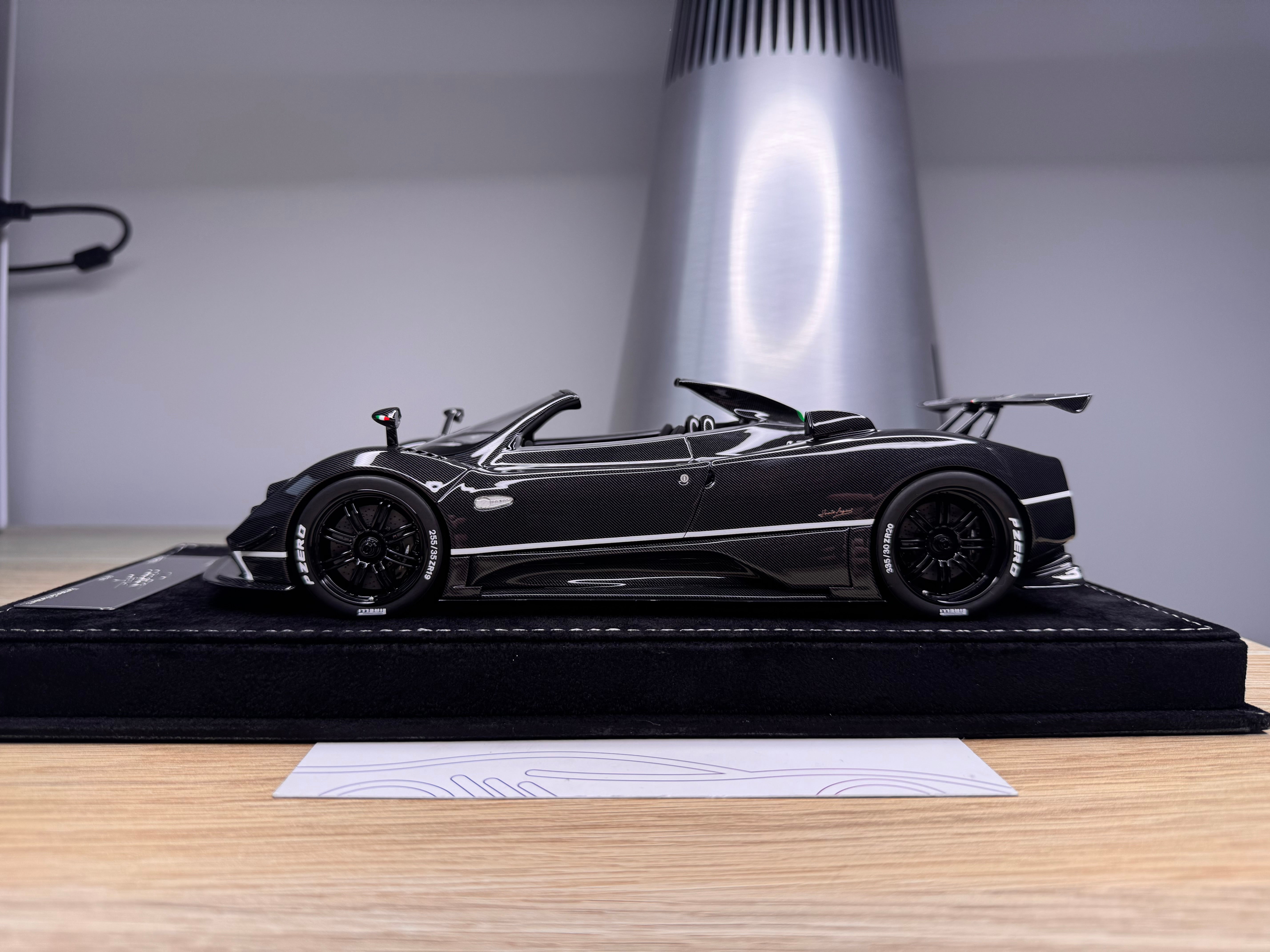 Pagani Zonda Cinque Roadster - Black / Carbon - 1:18