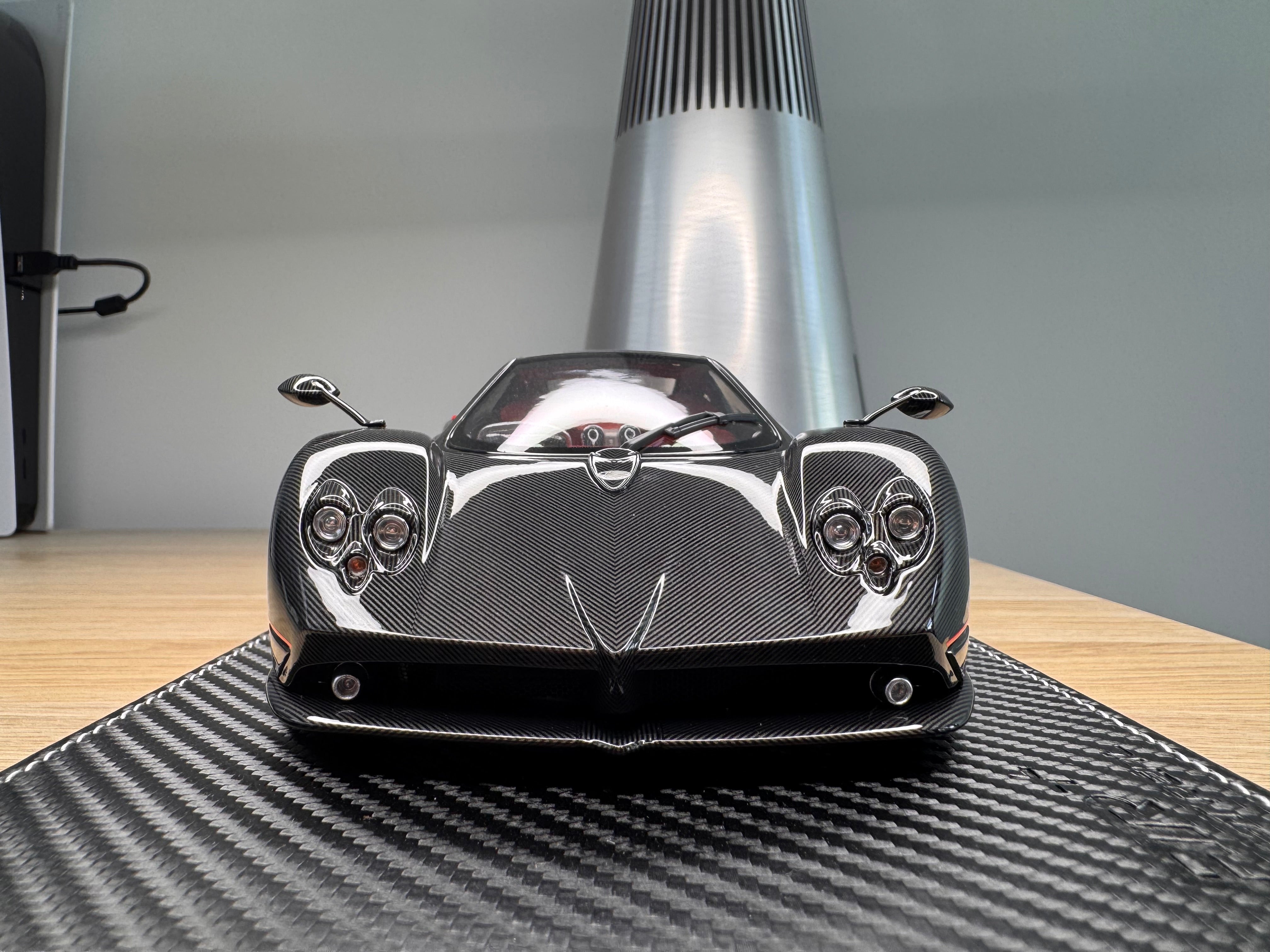 Pagani Zonda F - gloss carbon black OPEN PARTS - 1:18