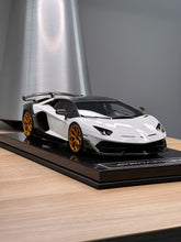 Load image into Gallery viewer, Lamborghini Aventador SVJ - Bianco Aether / Verde Hydra - 1:18
