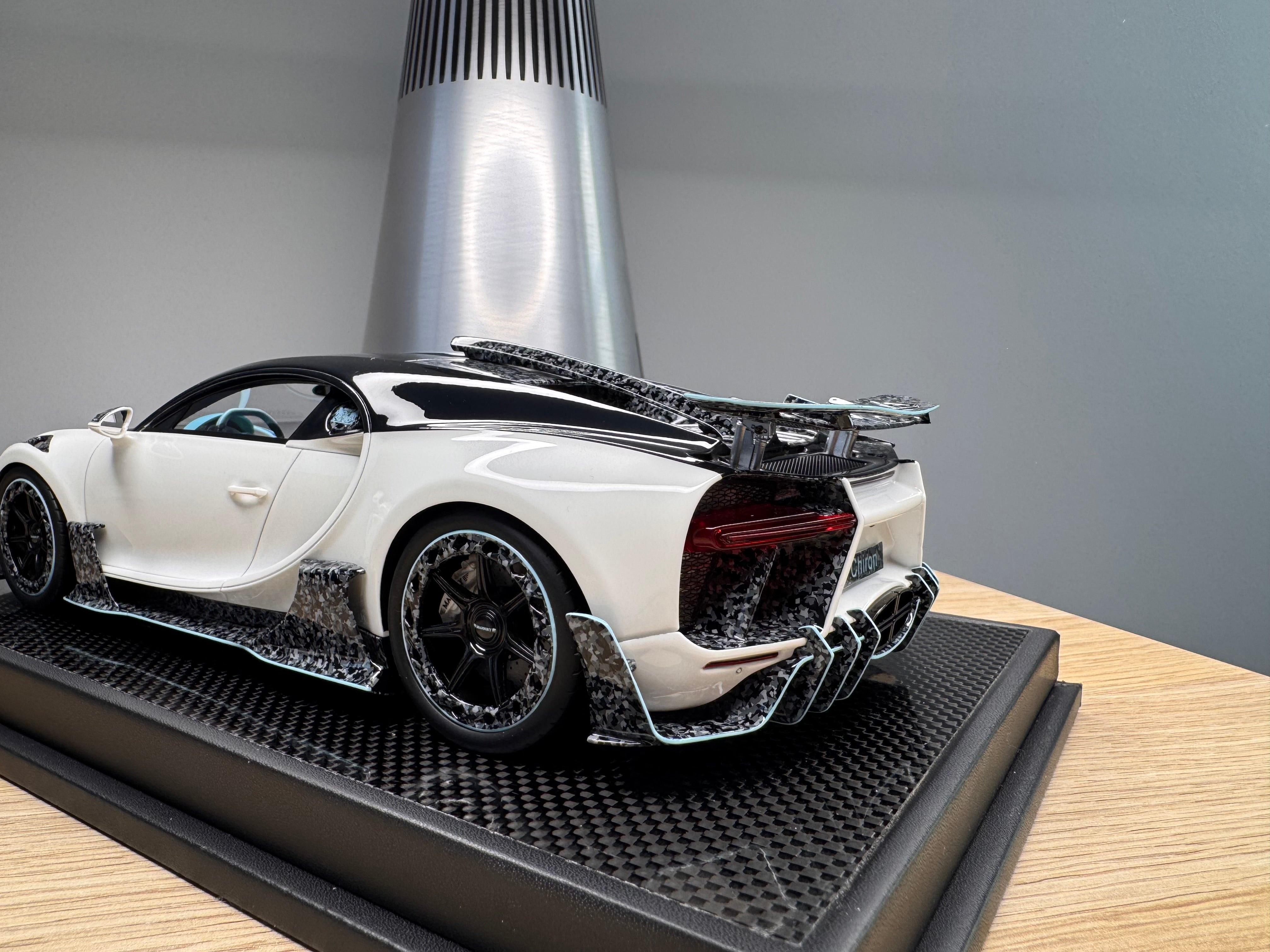 Bugatti Chiron 2.0 White with Luminous Blue - 1:18