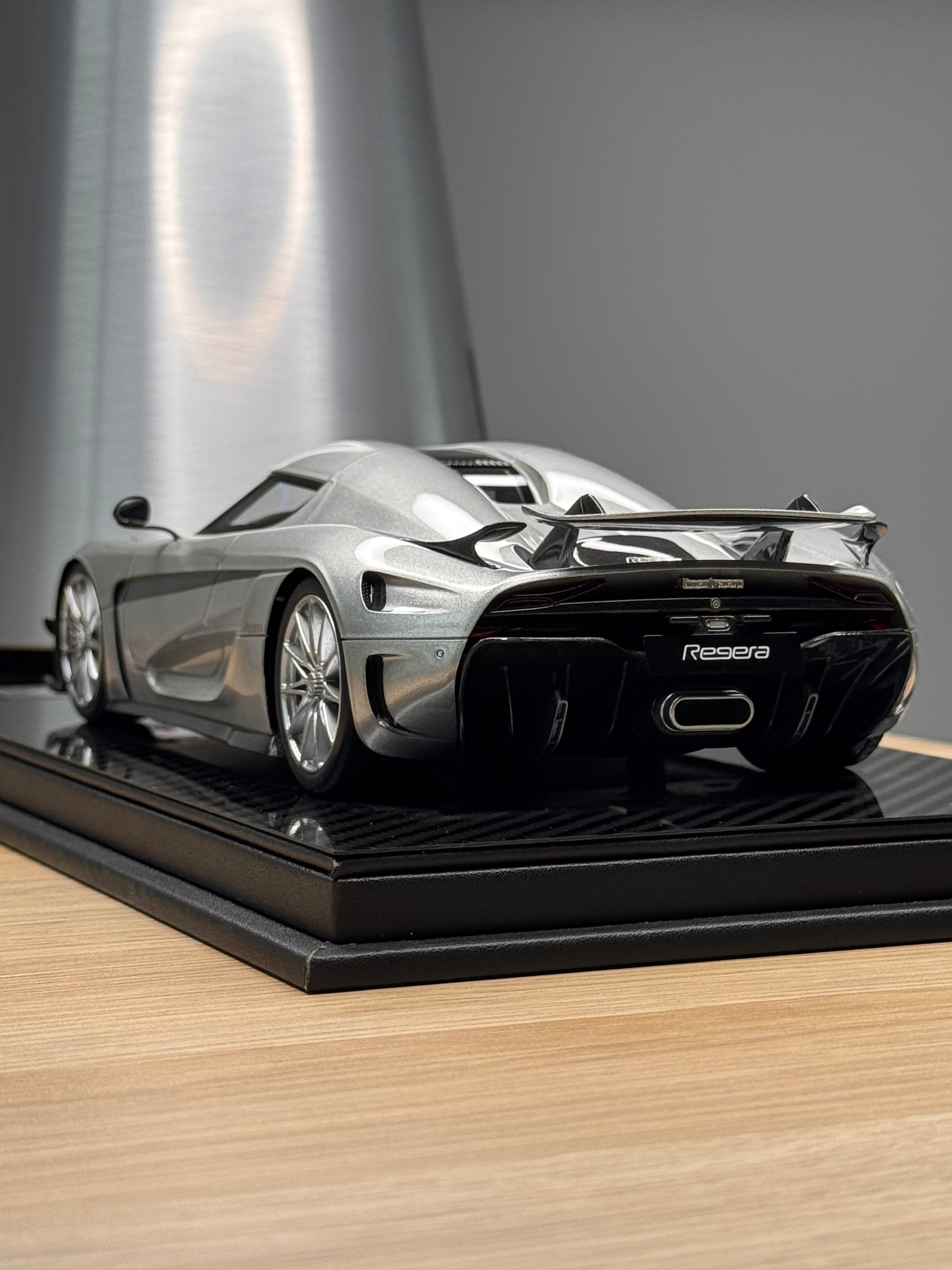 Koenigsegg Regera - Moon Silver with silver wheels - 1:18