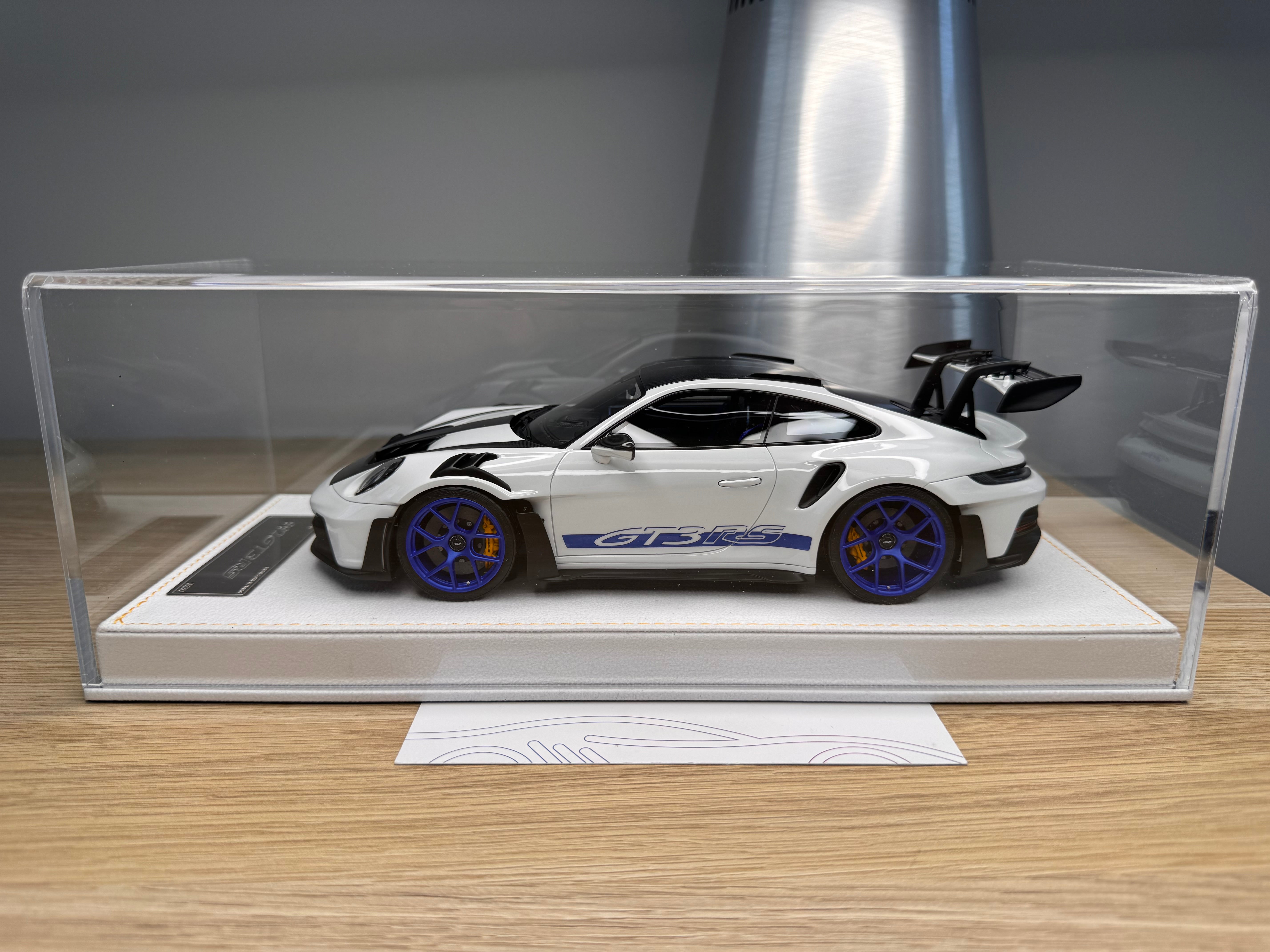 Porsche 911 992 GT3RS - Cement Grey - 1:18