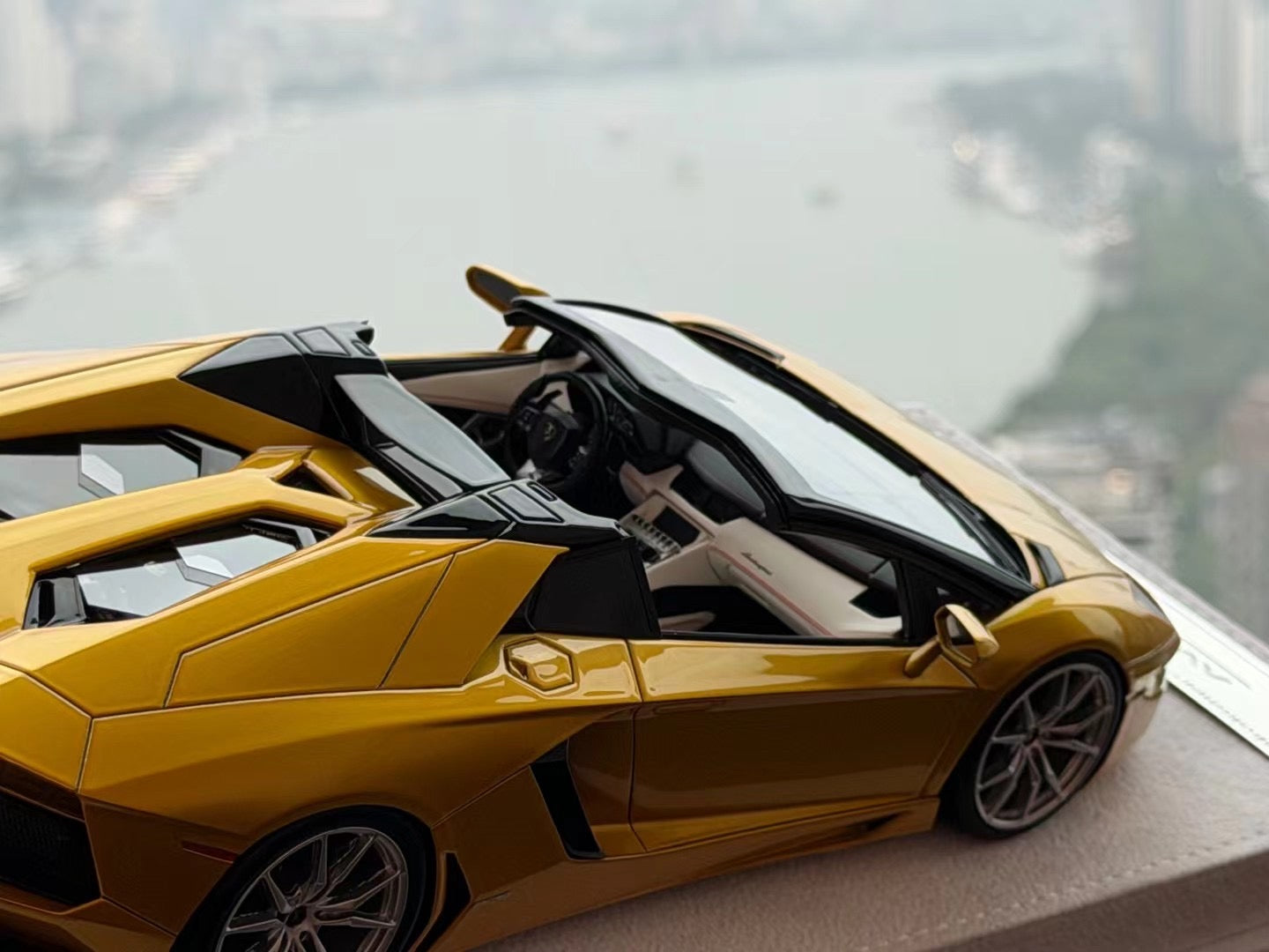 Lamborghini Aventador LP700-4 Roadster - Electro-Lime Gold - 1:18
