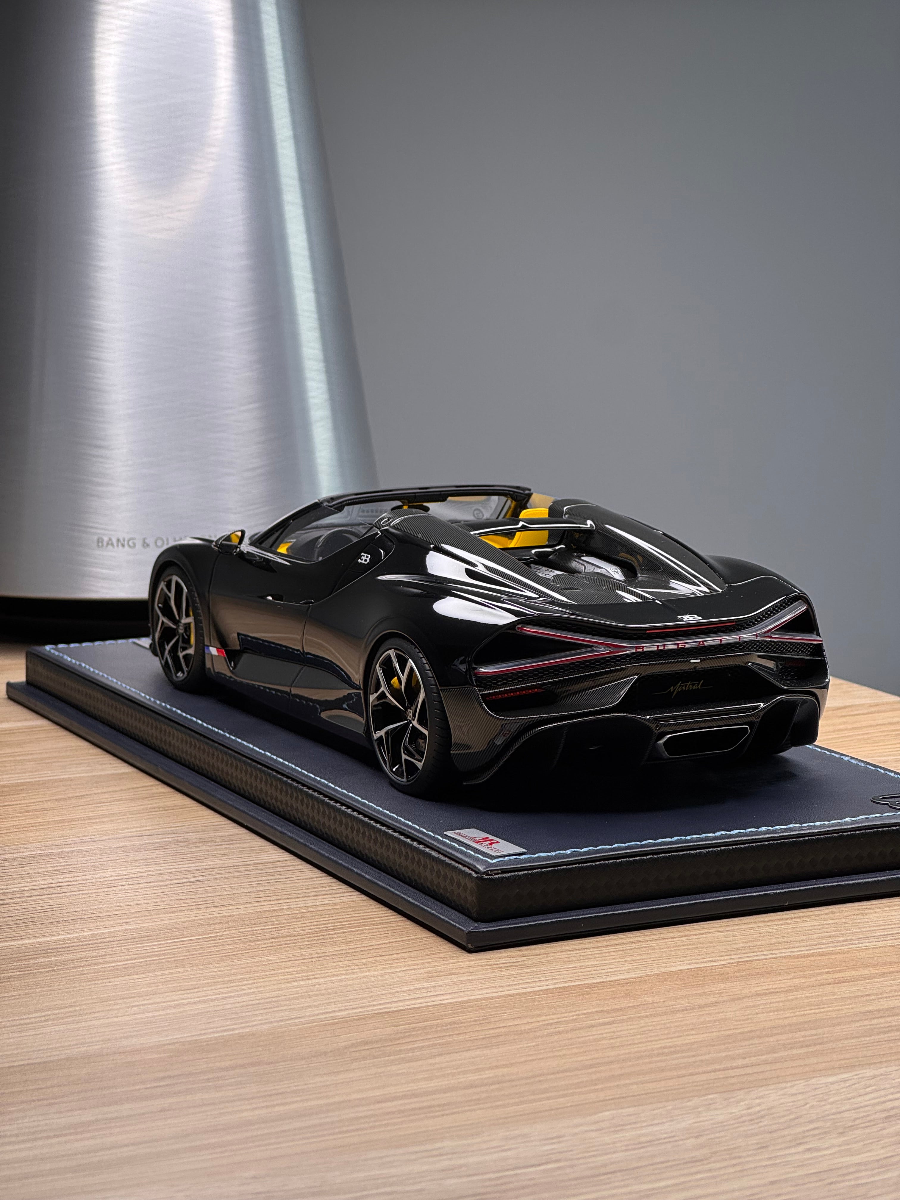 Bugatti Mistral - launch black - 1:18