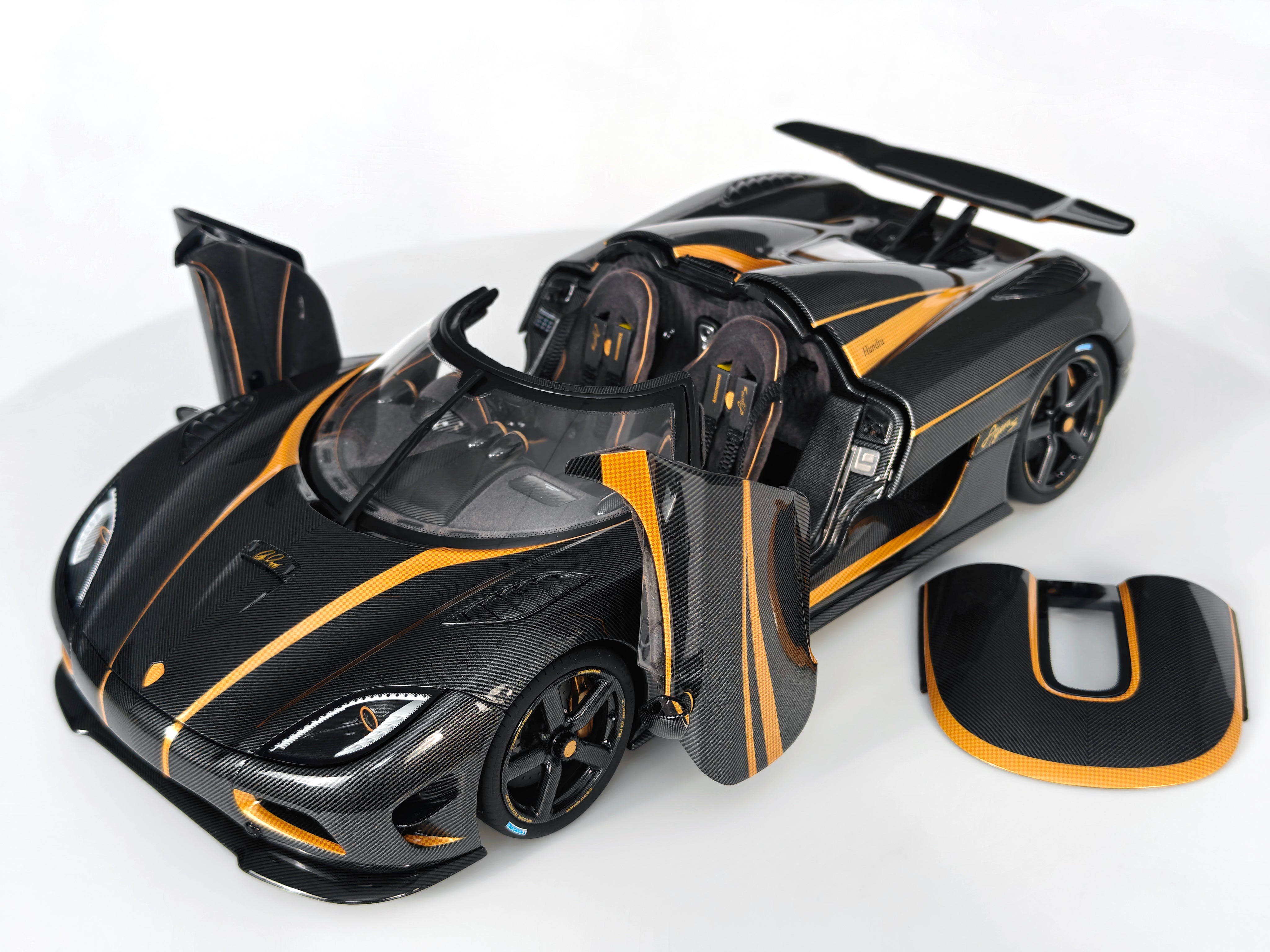 Koenigsegg Agera S - Hundra carbon gold OPEN PARTS - 1:18