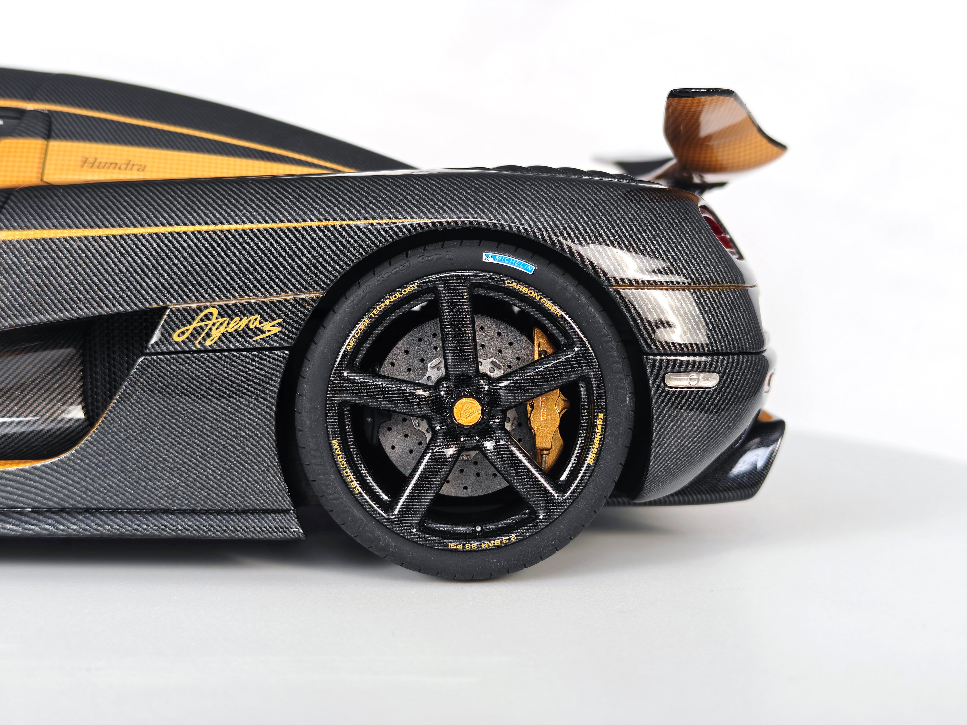 Koenigsegg Agera S - Hundra carbon gold OPEN PARTS - 1:18