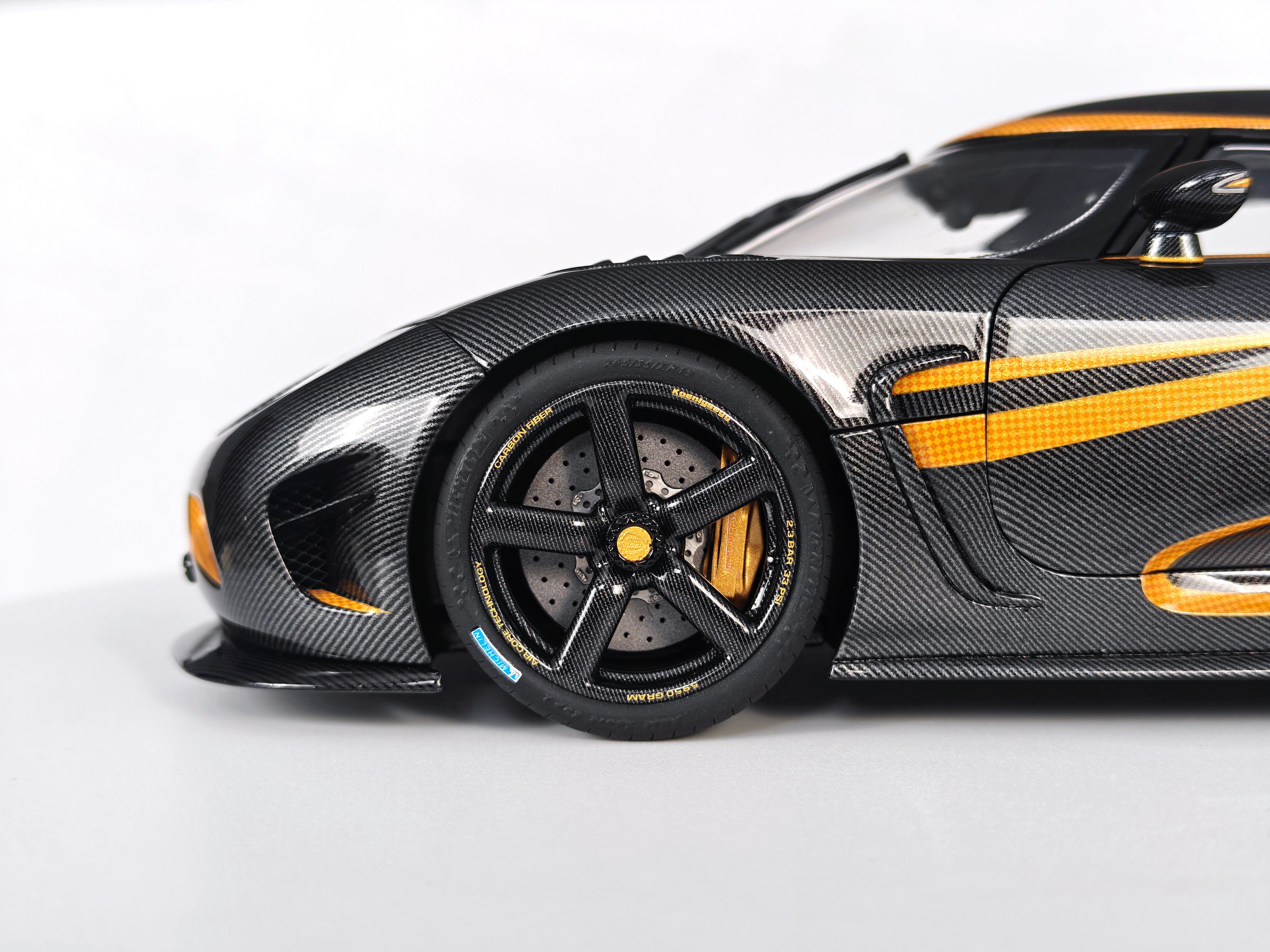 Koenigsegg Agera S - Hundra carbon gold OPEN PARTS - 1:18