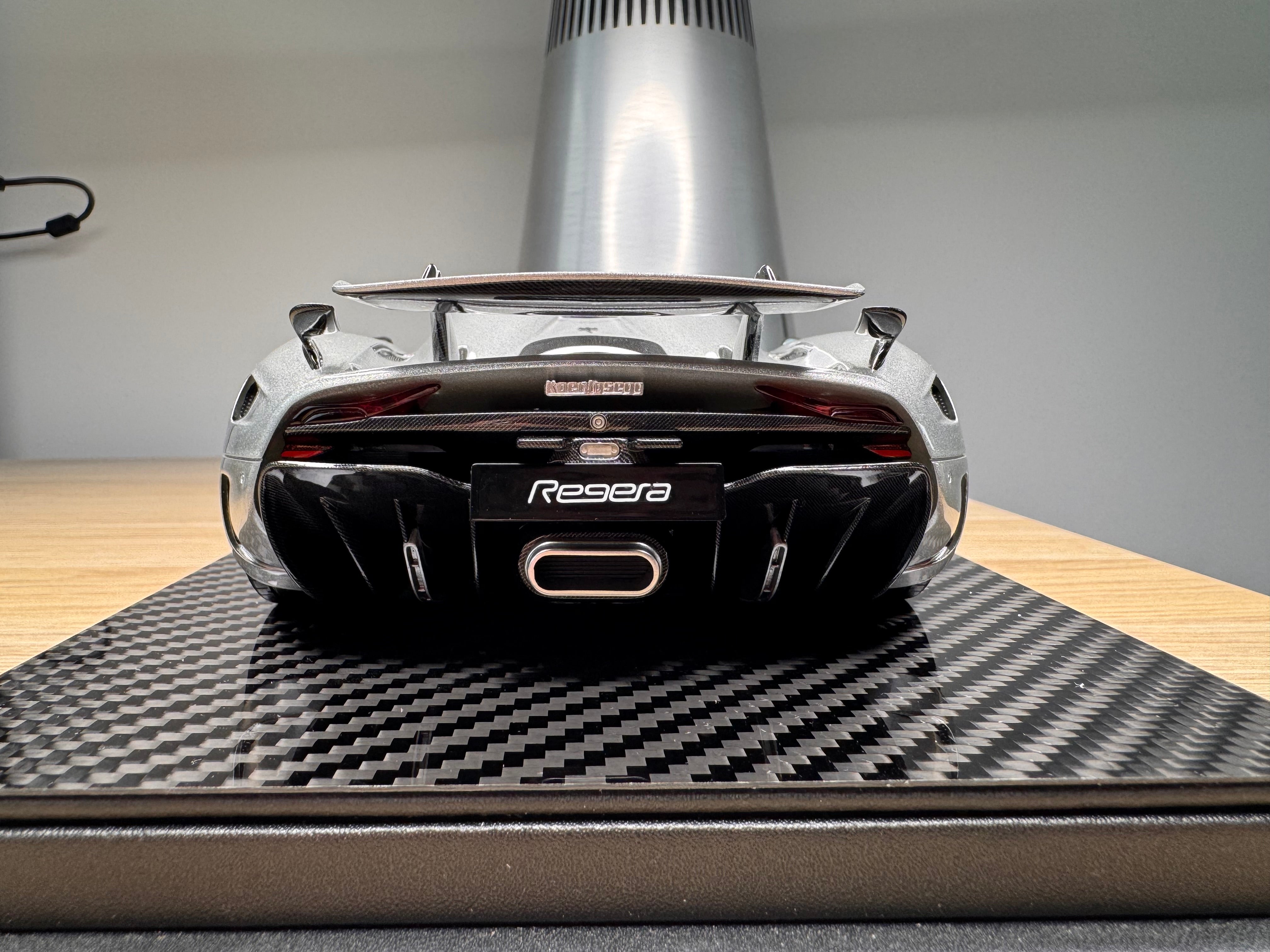 Koenigsegg Regera - Moon Silver with carbon wheels - 1:18