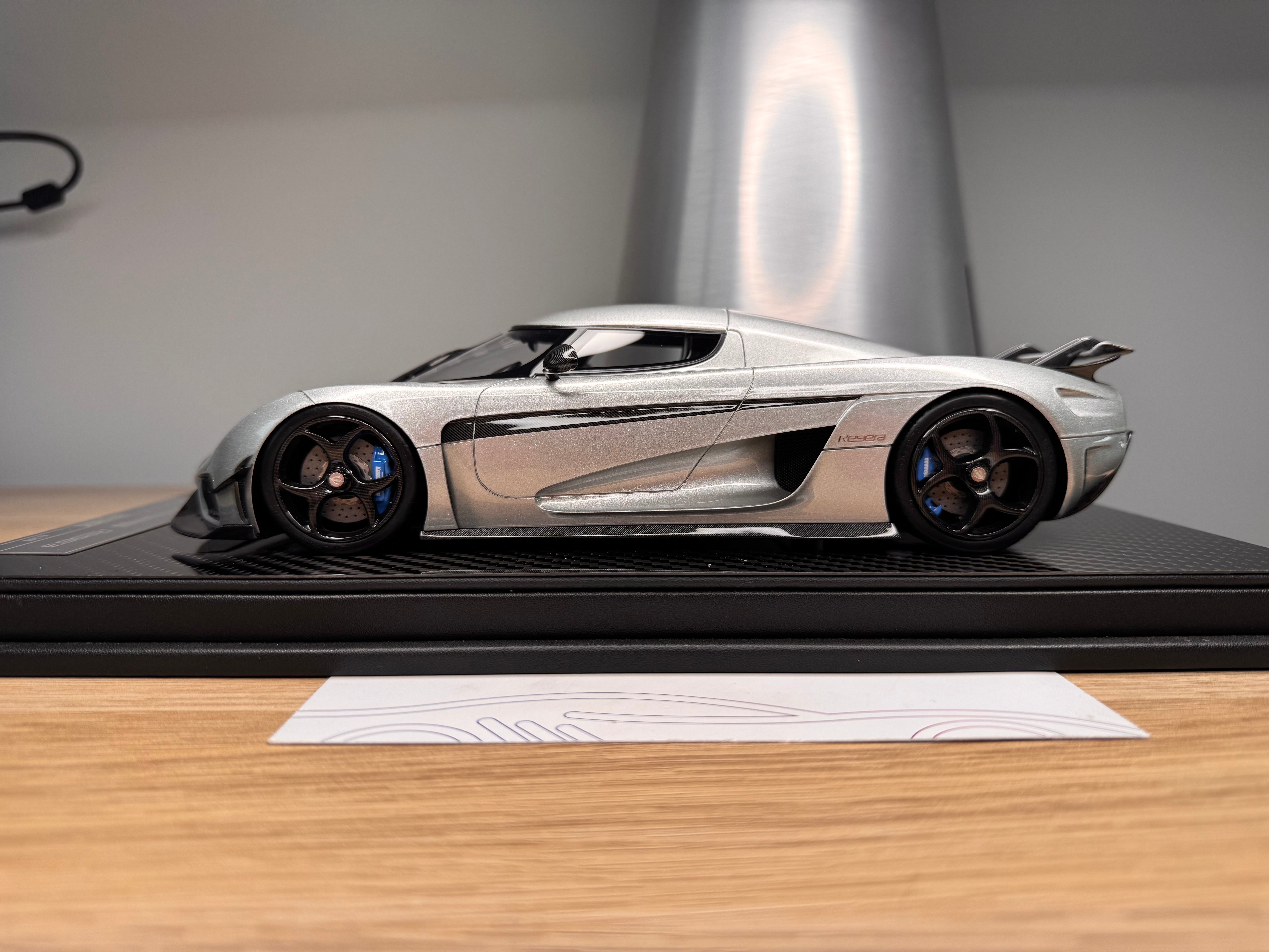 Koenigsegg Regera - Moon Silver with carbon wheels - 1:18